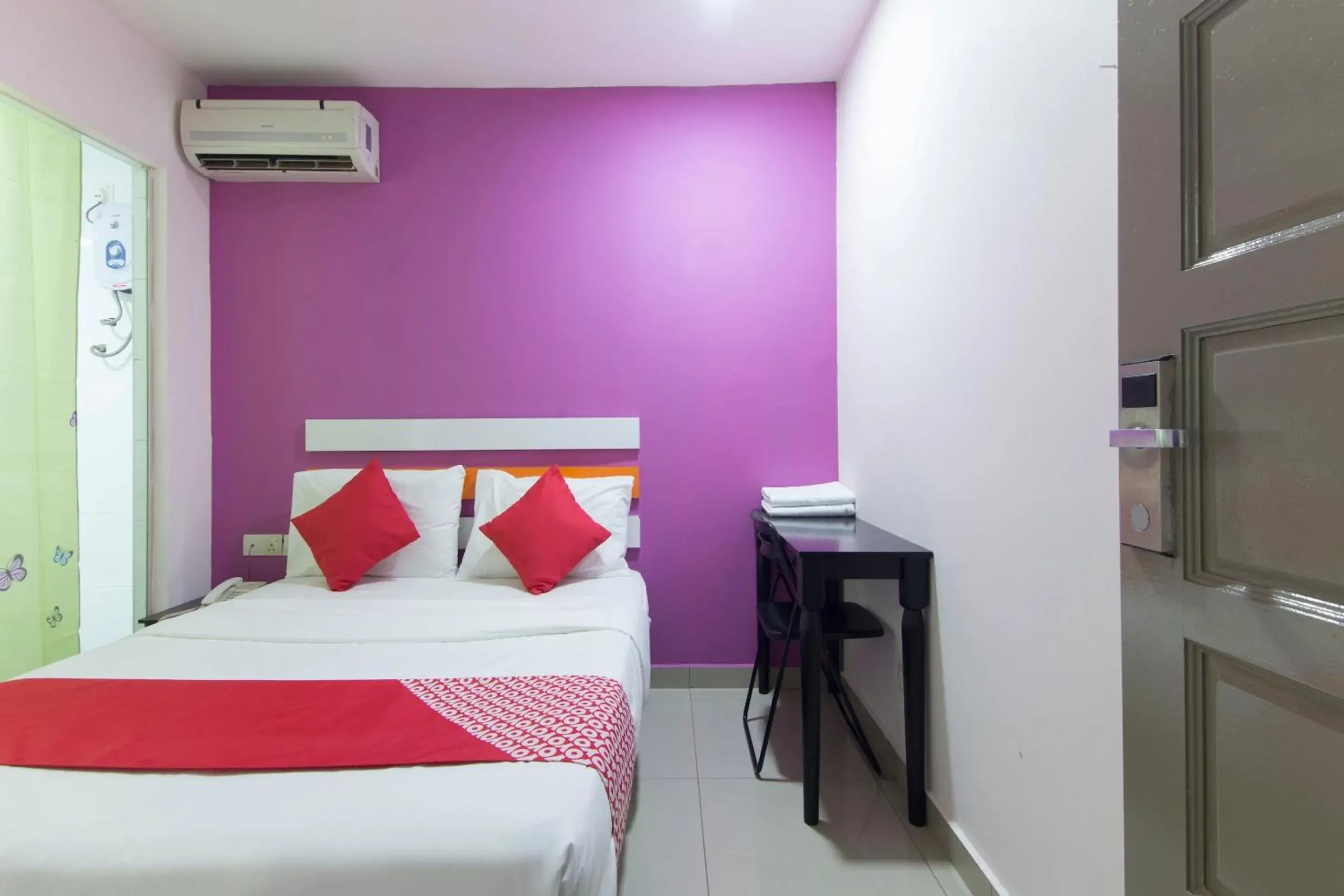 Bedroom in OYO 90296 Red Orange Hotel Port Klang