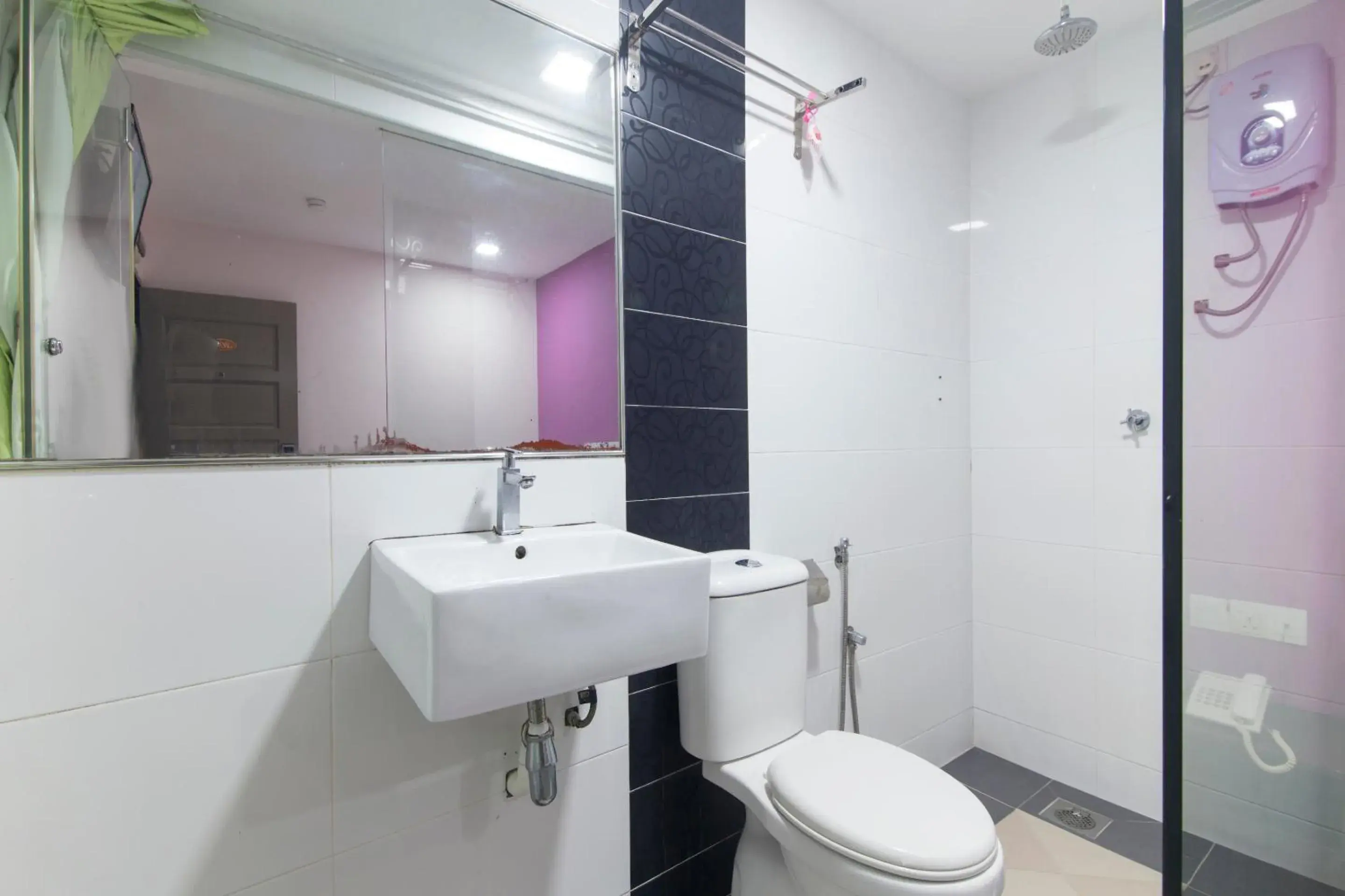 Bathroom in OYO 90296 Red Orange Hotel Port Klang