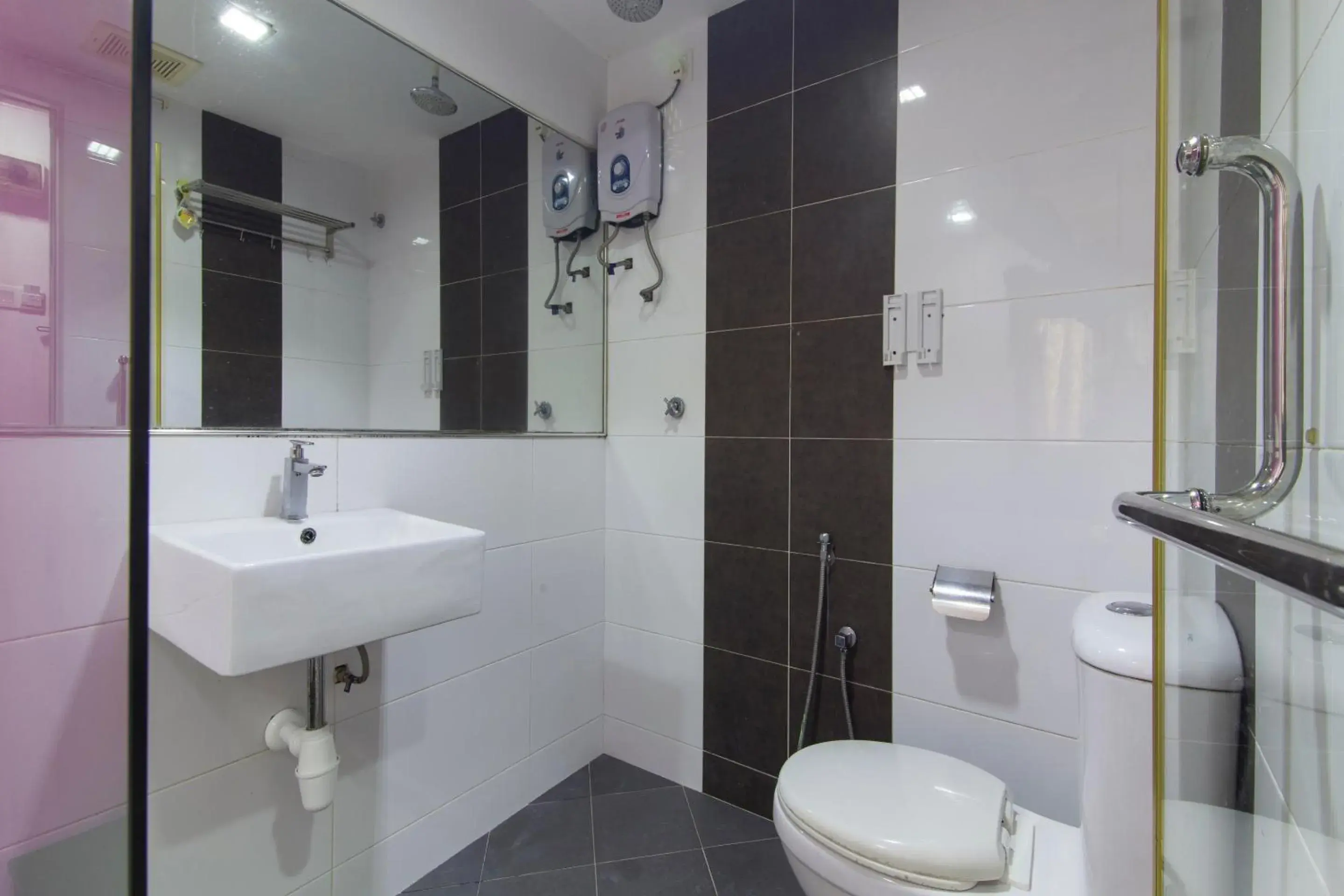 Bathroom in OYO 90296 Red Orange Hotel Port Klang