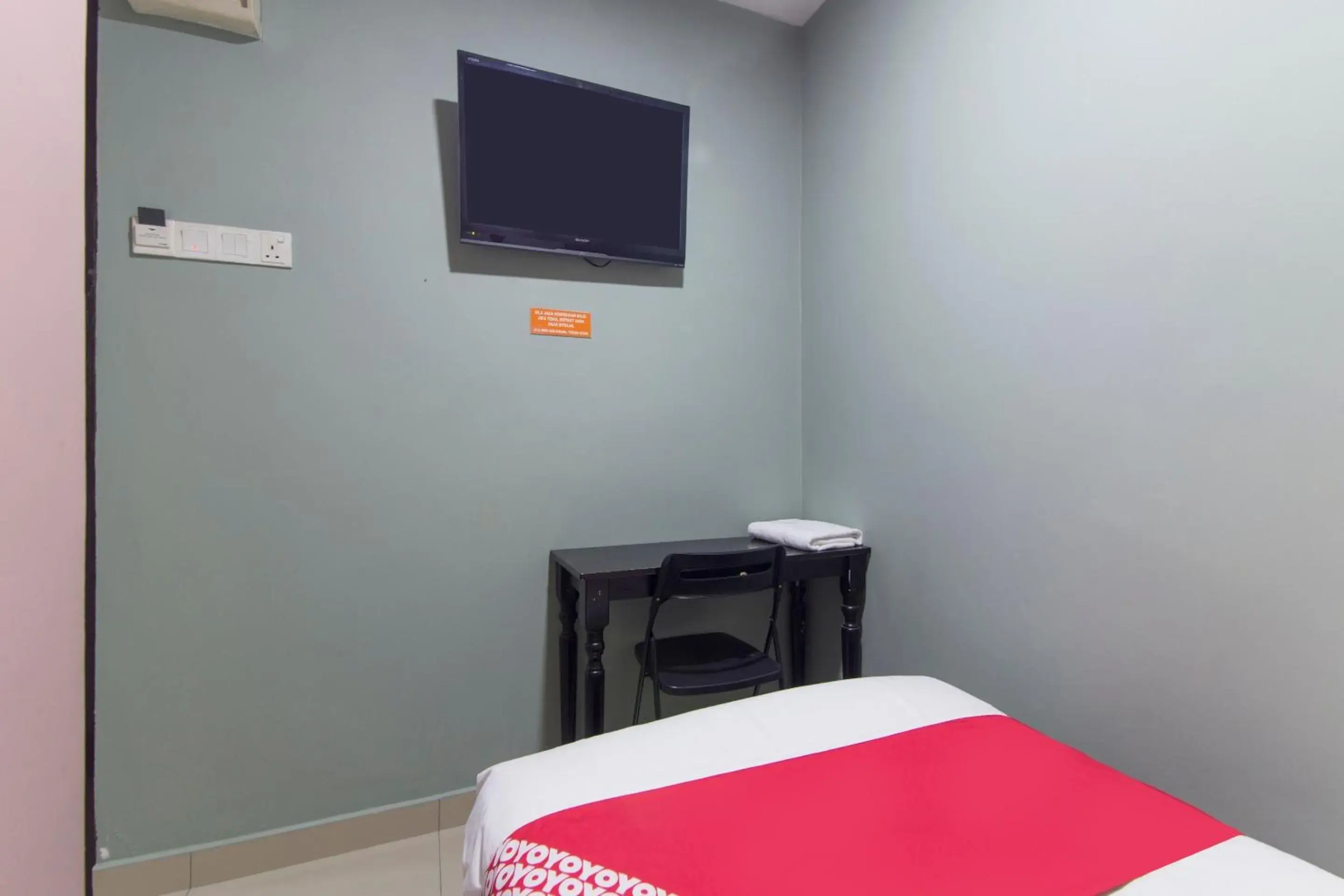 Bedroom, TV/Entertainment Center in OYO 90296 Red Orange Hotel Port Klang