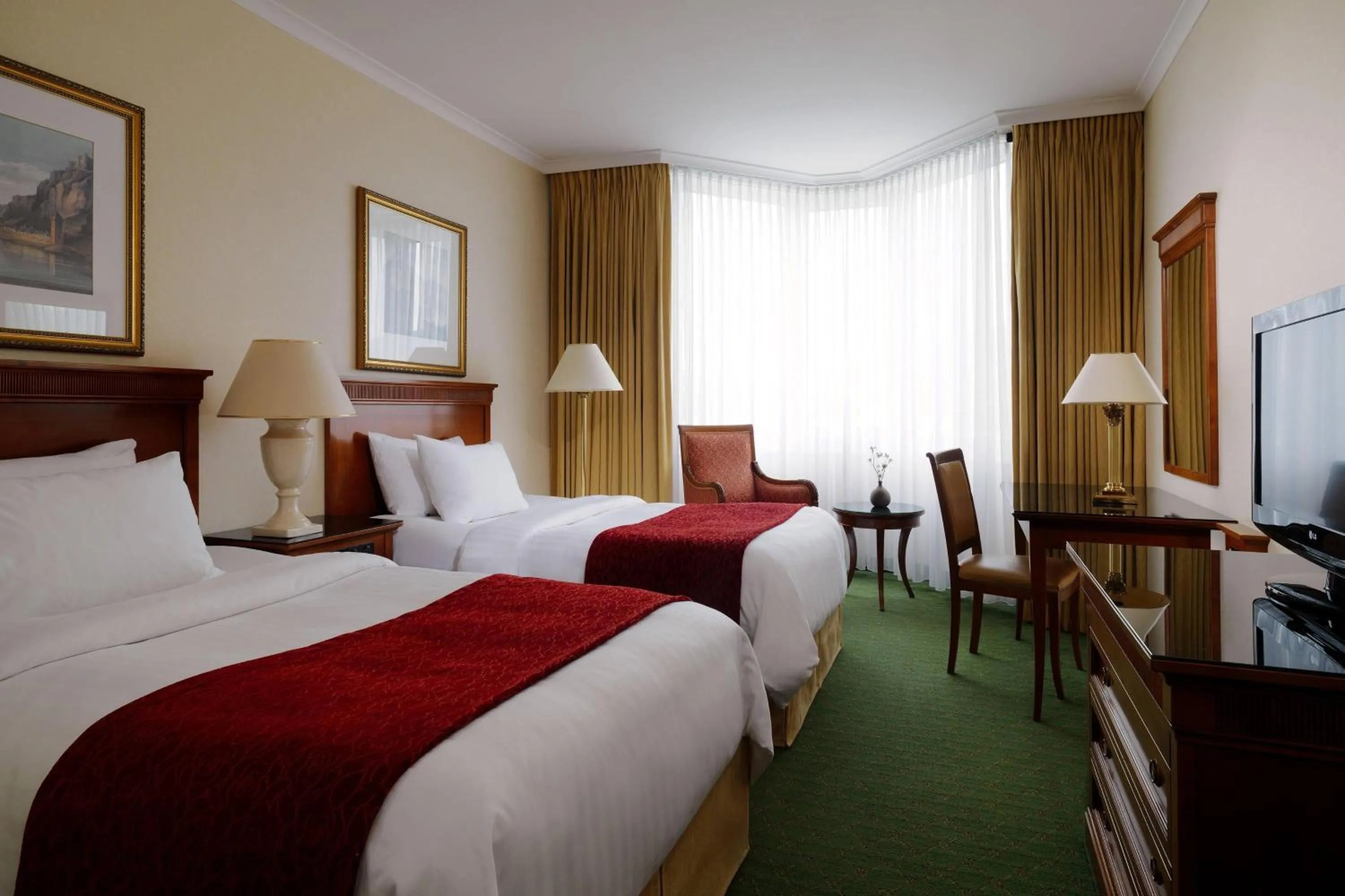 Photo of the whole room, Bed in Heidelberg Marriott Hotel