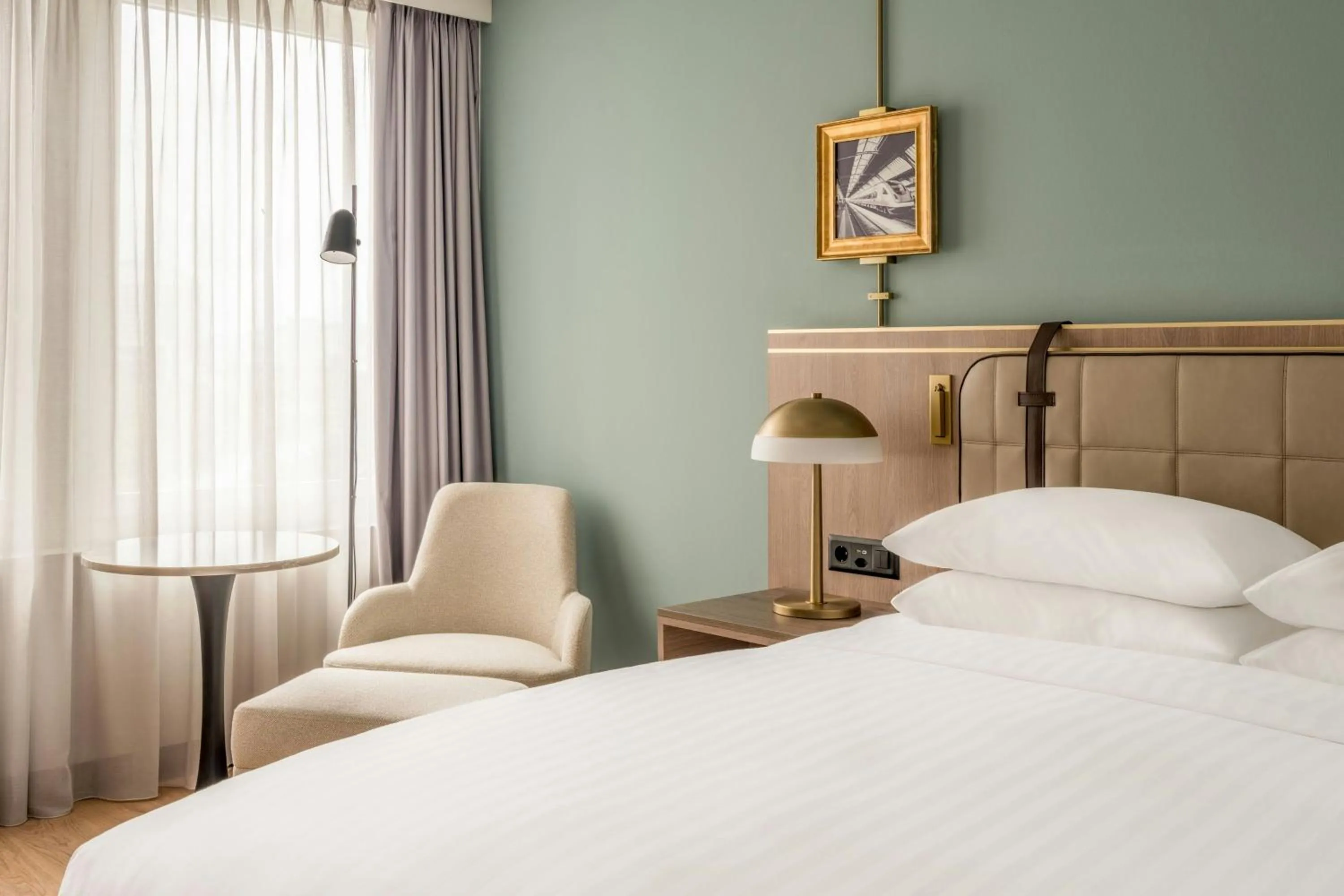 Photo of the whole room, Bed in Zurich Marriott Hotel