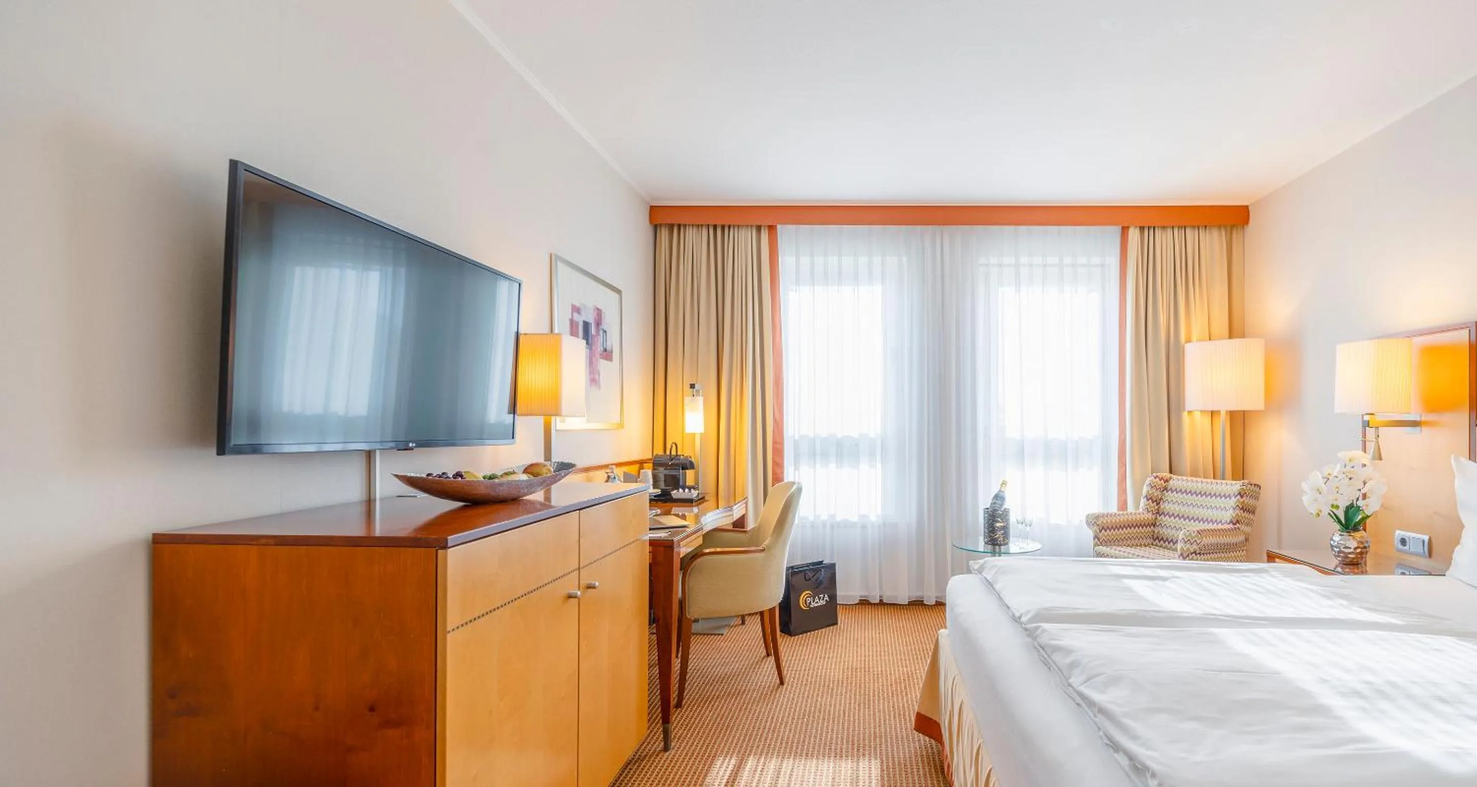 TV and multimedia, Bed in The Q - Quadro City Hotel