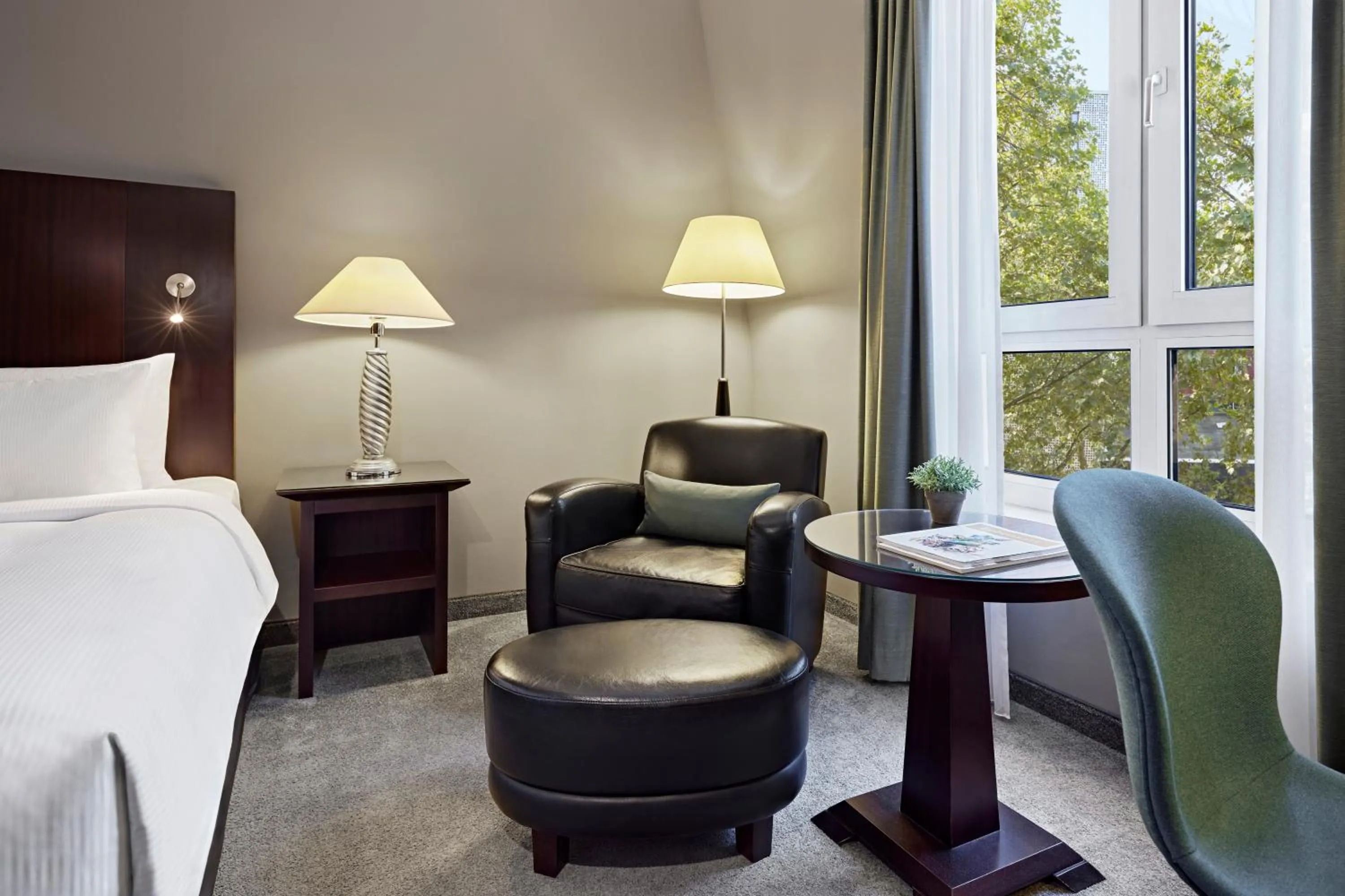 Seating area, Bed in Lindner Hotel Cologne City Plaza, part of JdV by Hyatt