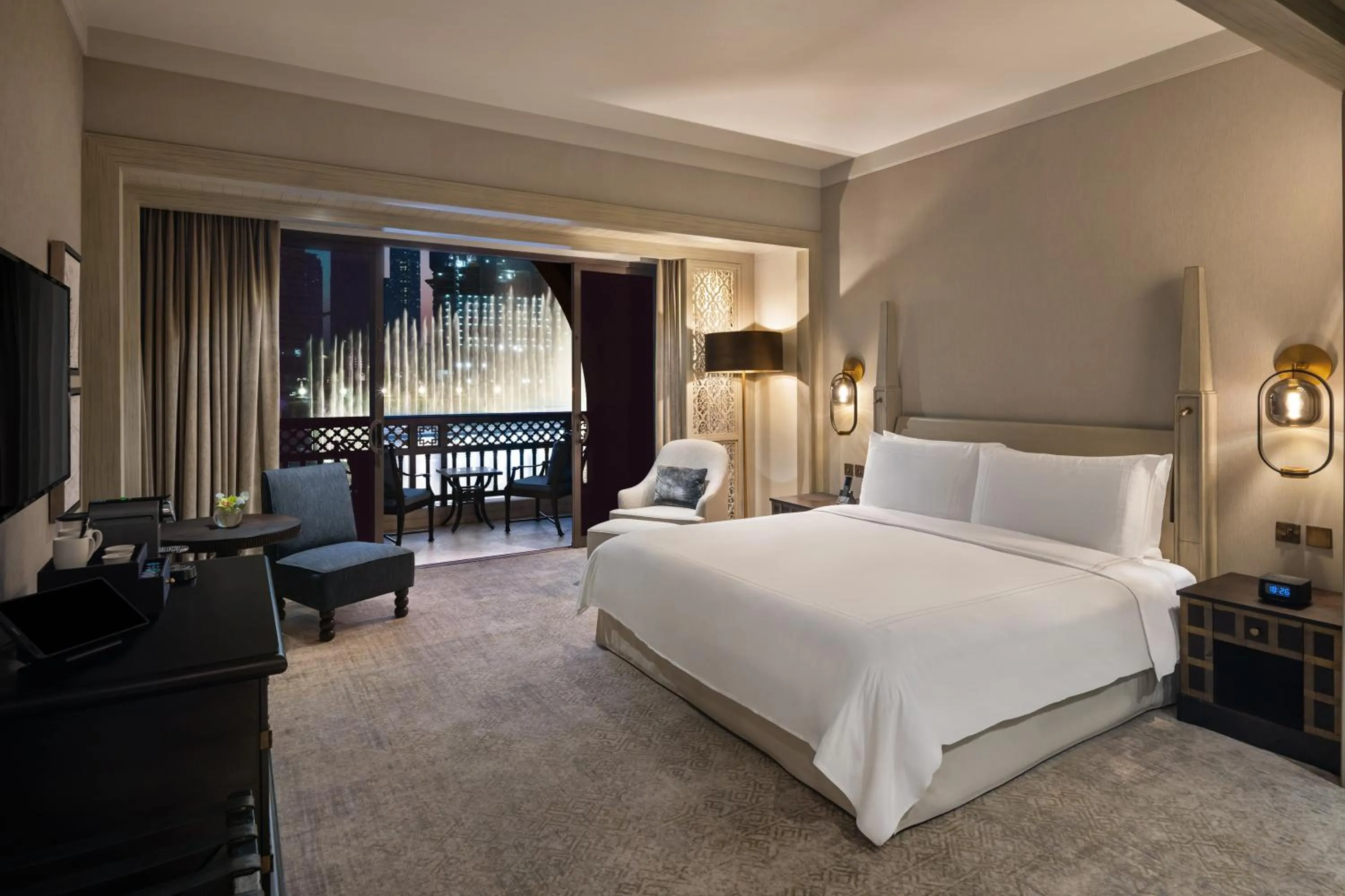 Bedroom, Bed in Palace Downtown