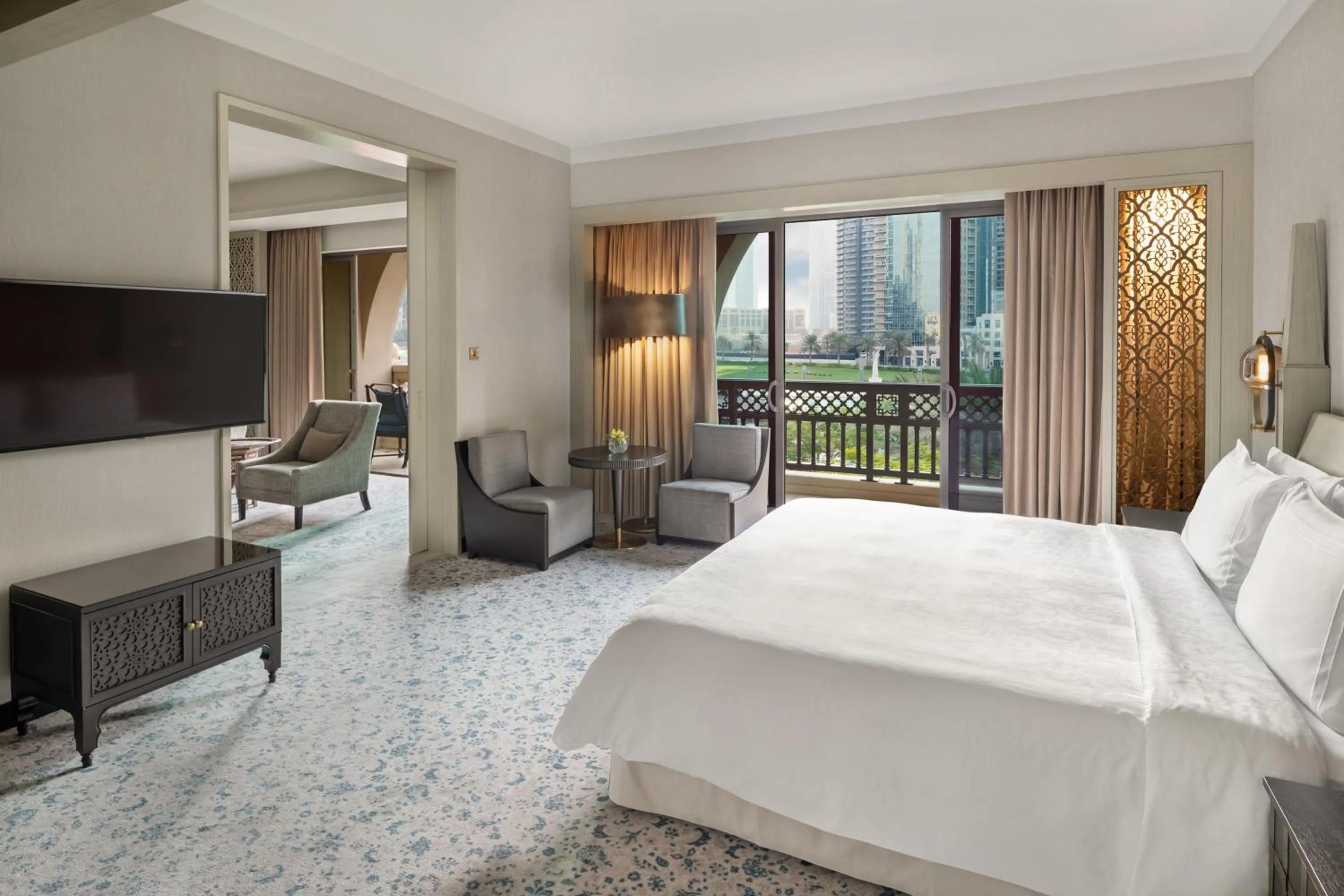 Bedroom, Bed in Palace Downtown