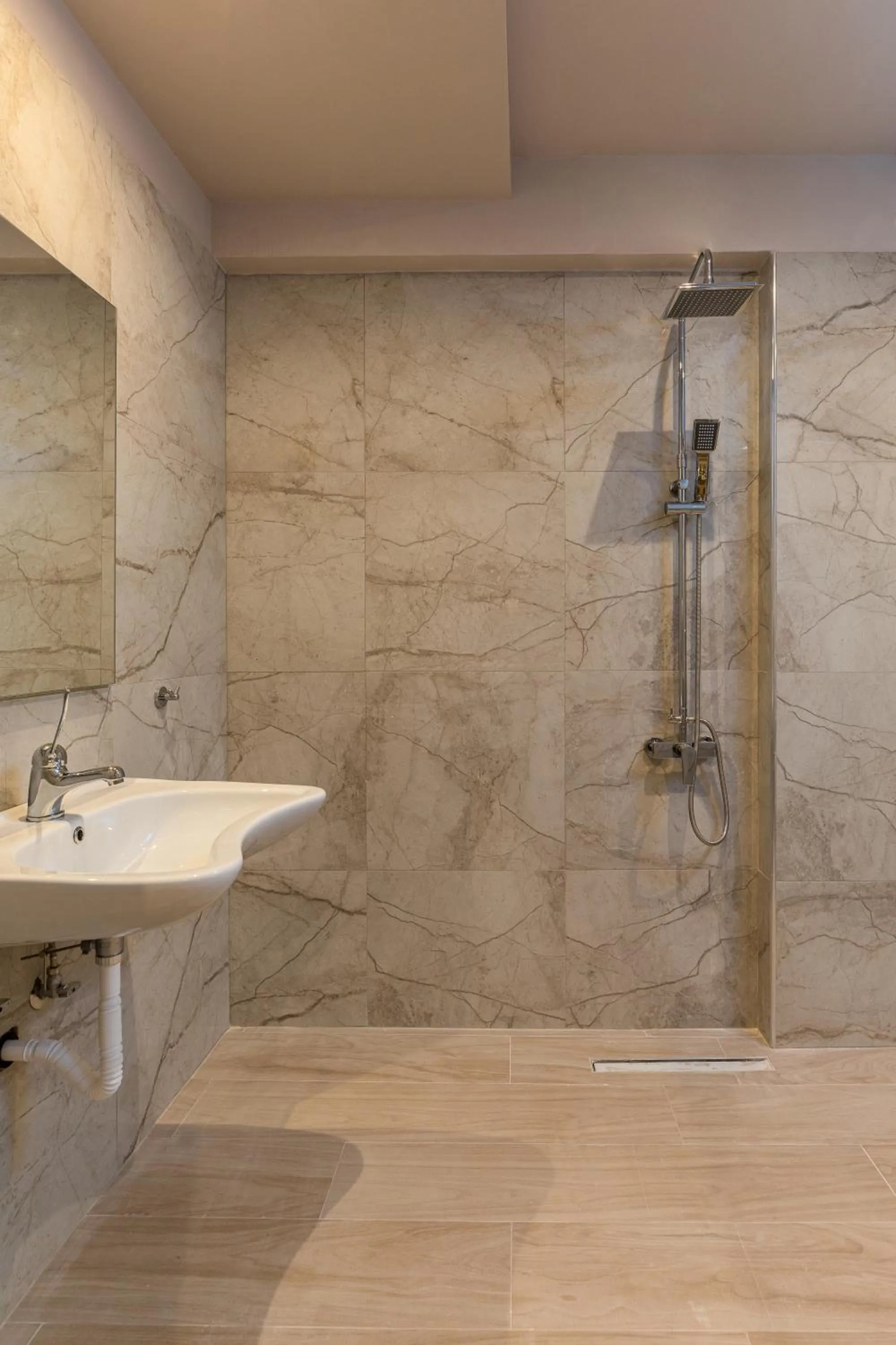 Shower in Makris Luxury Rooms