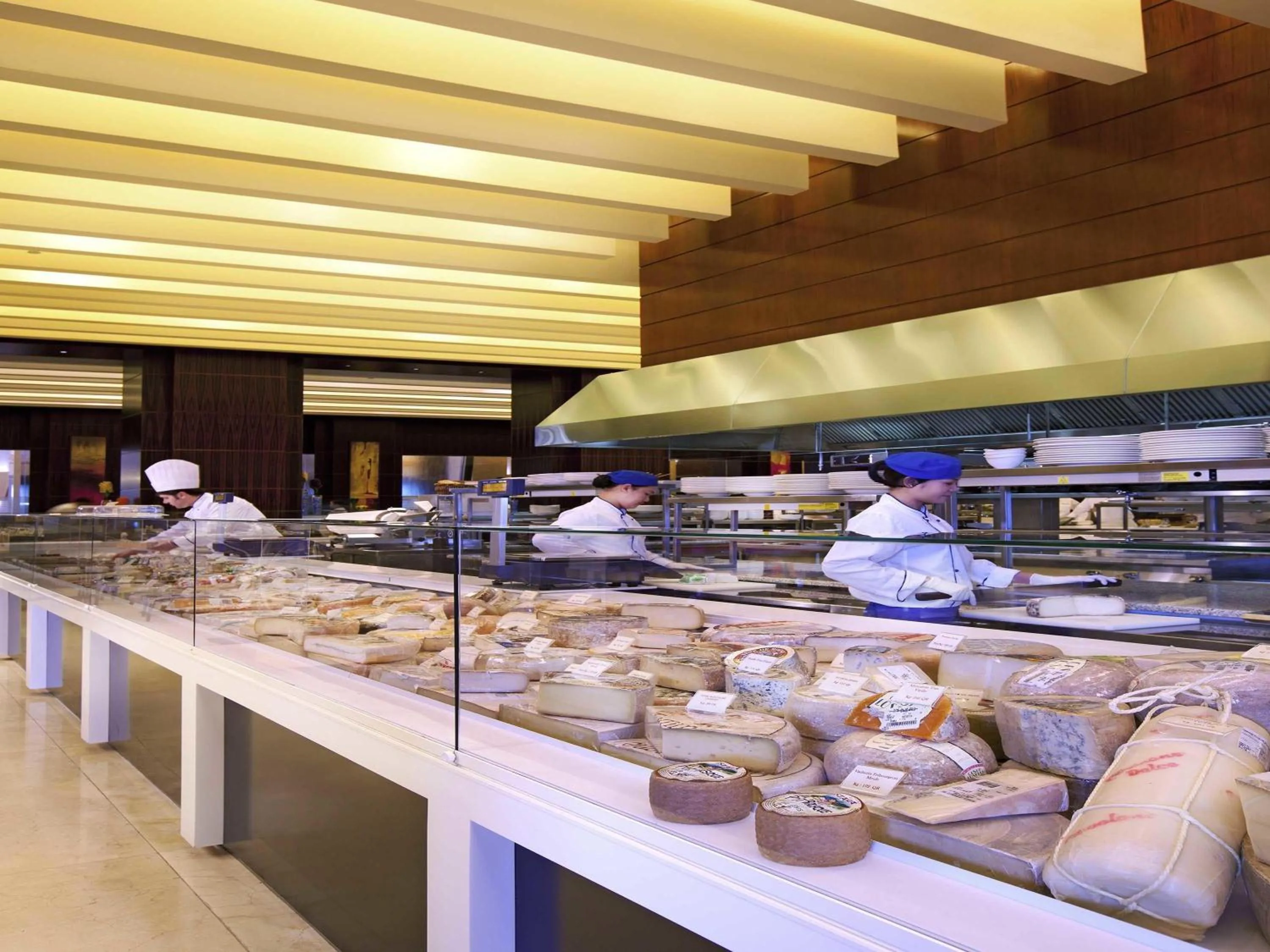 Restaurant/places to eat in La Cigale Hotel Managed by Accor