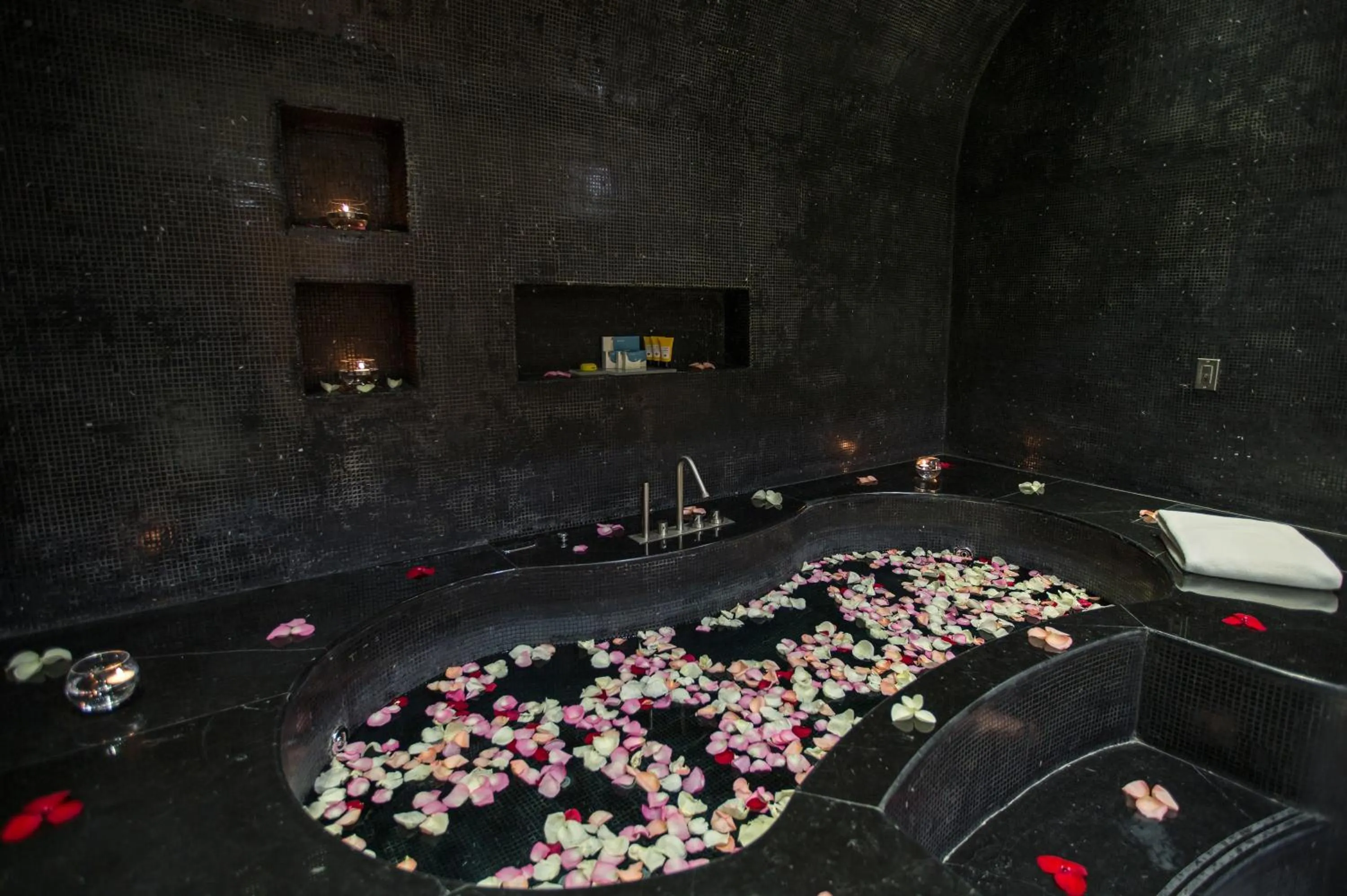 Bath in La Cigale Hotel Managed by Accor