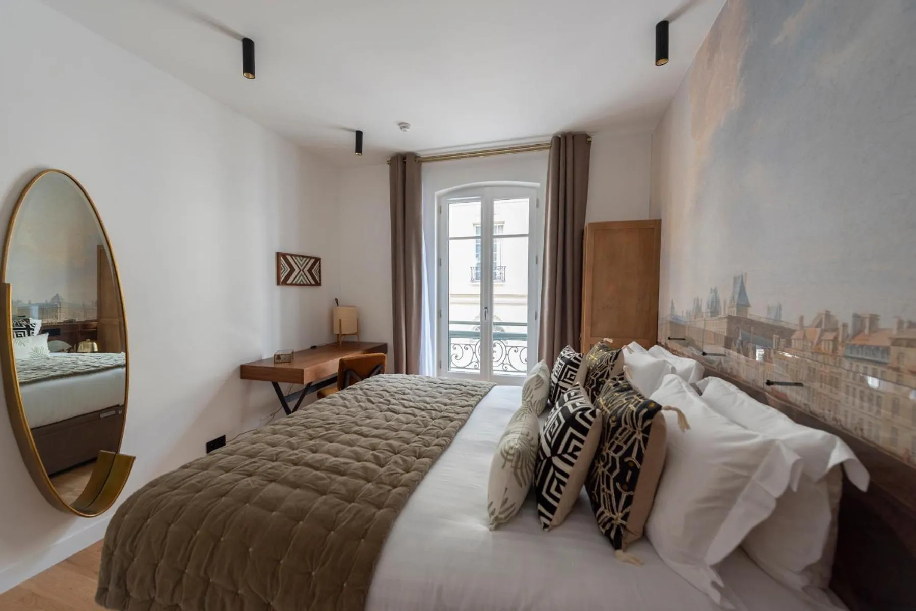 Bed in O'Lord, 4 Etoiles, Residence de Luxe Champs-Elysees