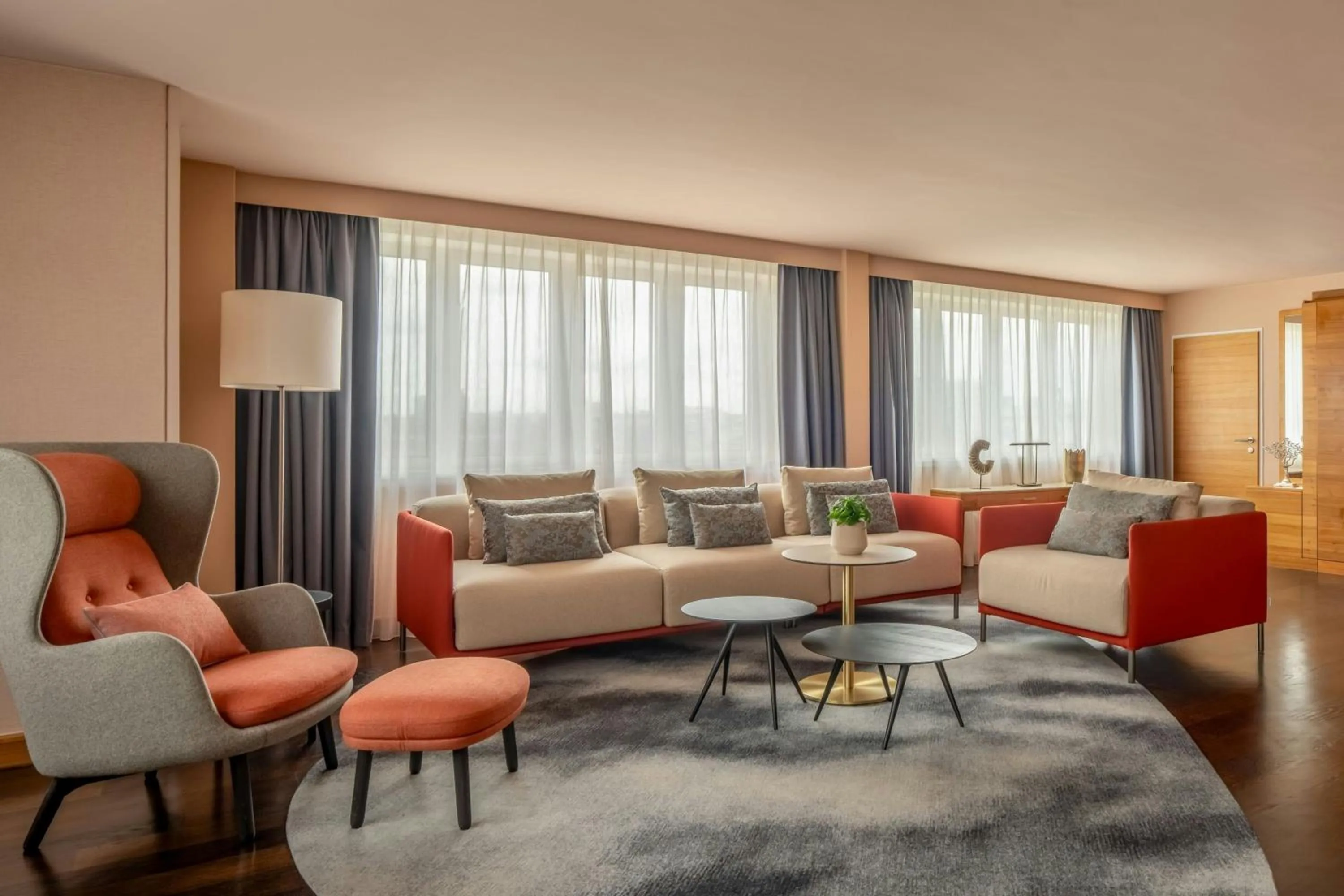 Living room in Vienna Marriott Hotel