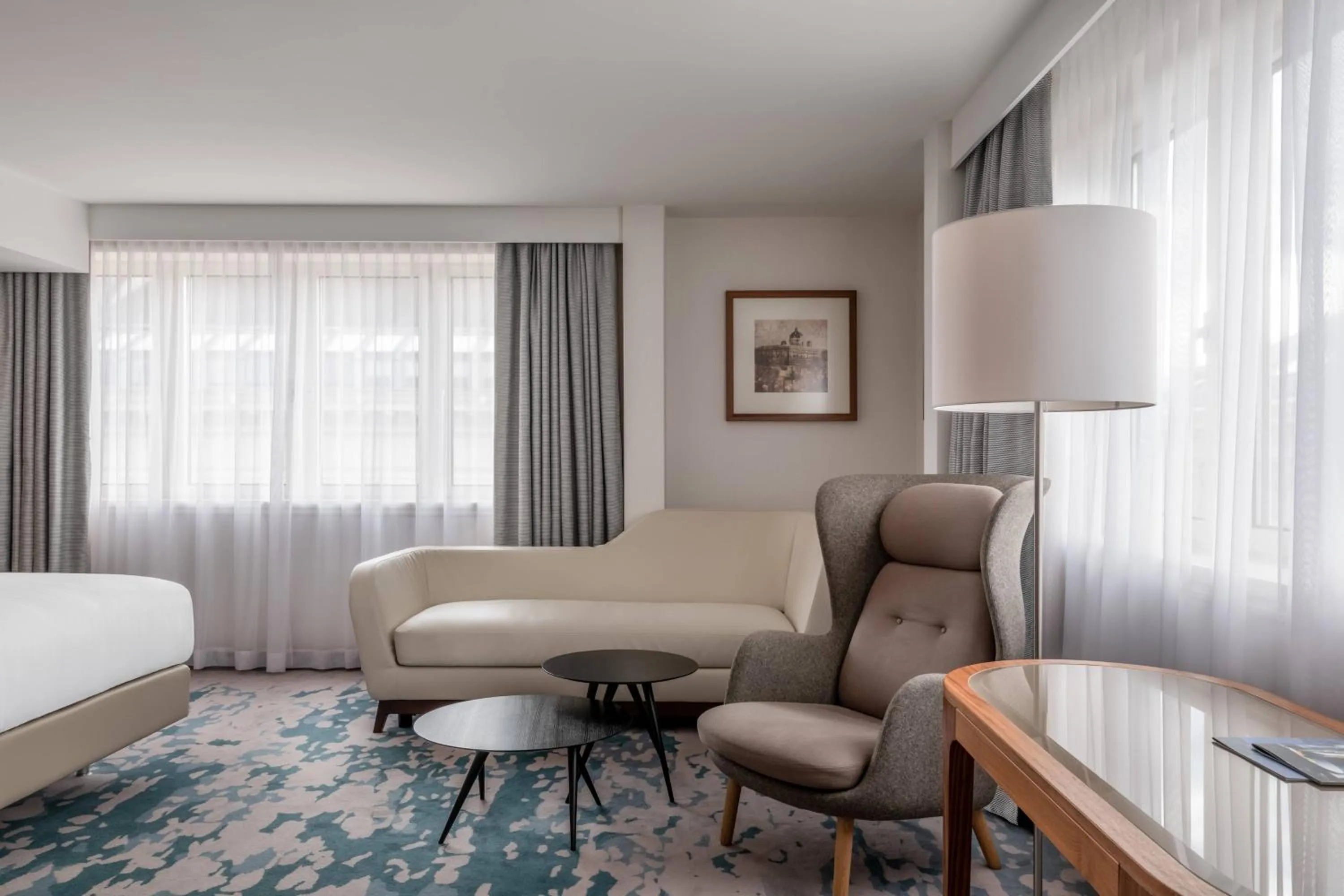 Living room, Bed in Vienna Marriott Hotel