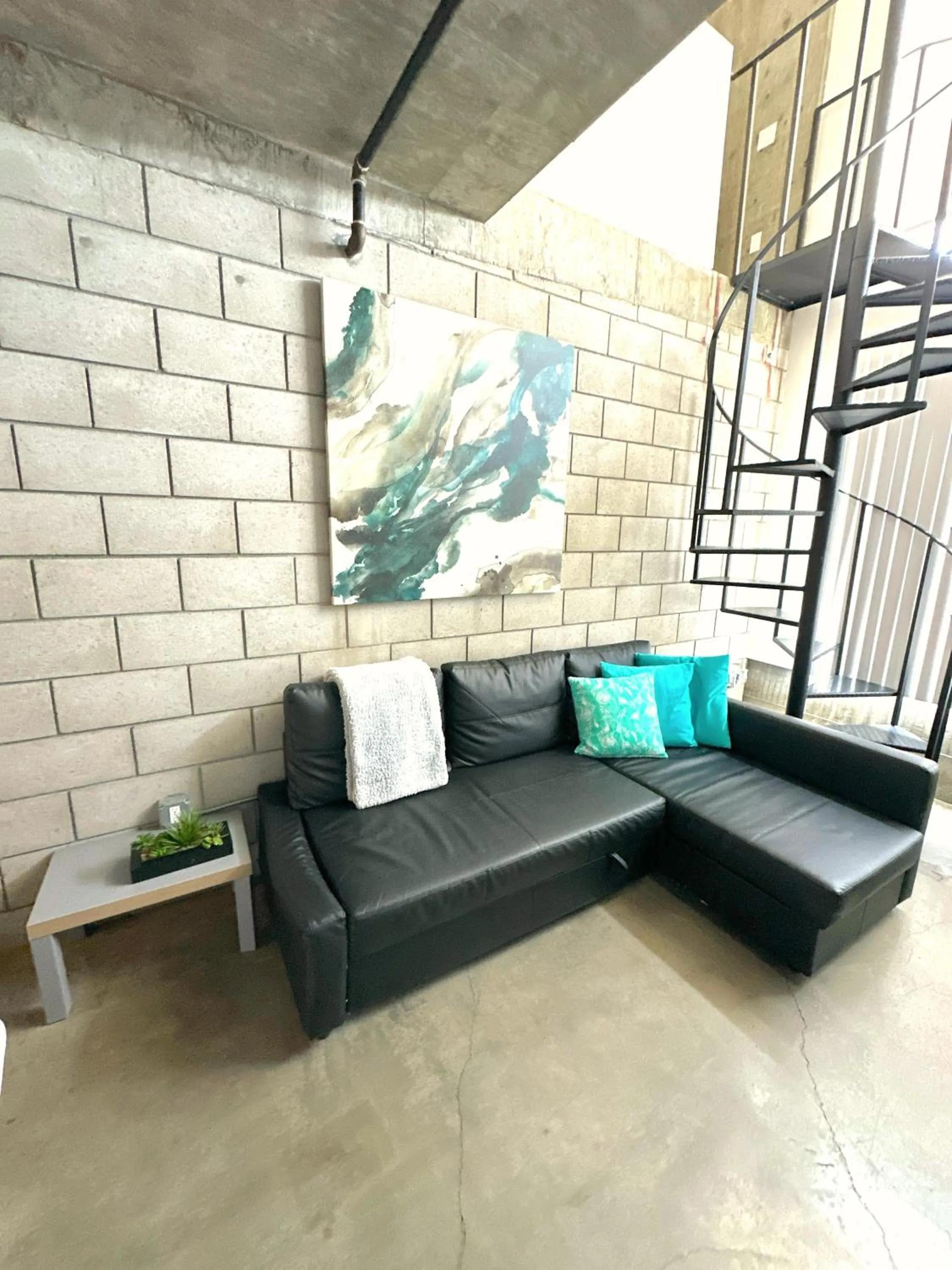 Modern 2 Bdrm w/Parking in the Heart of Hillcrest