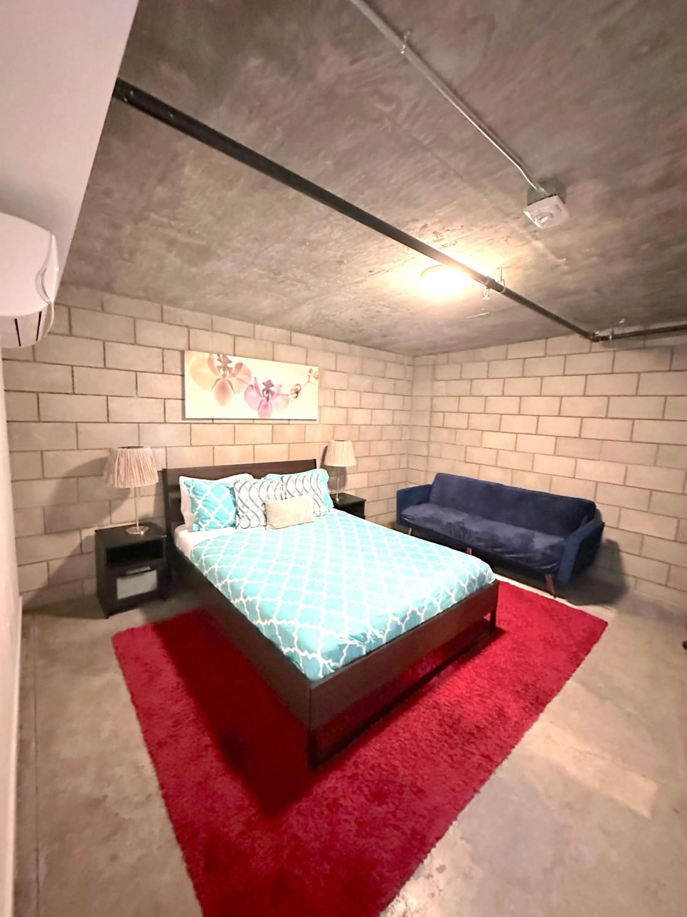 Bed in Modern 2 Bdrm w/Parking in the Heart of Hillcrest