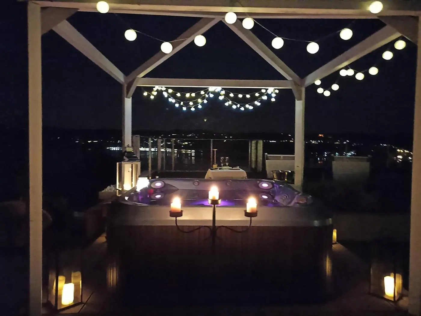 Hot Tub in The Lake House