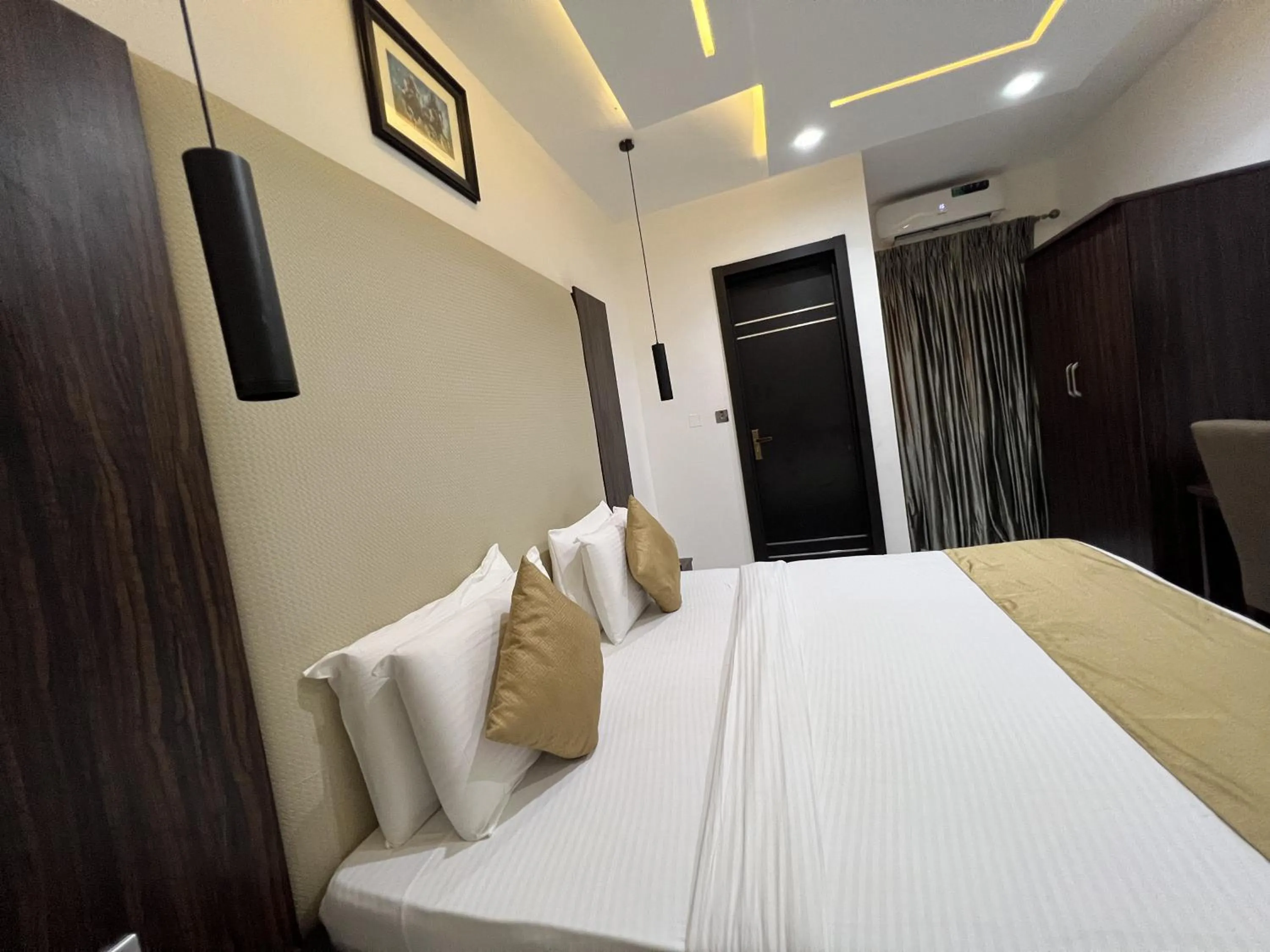 Bed in Riviera Hotel, Apartments & Resorts