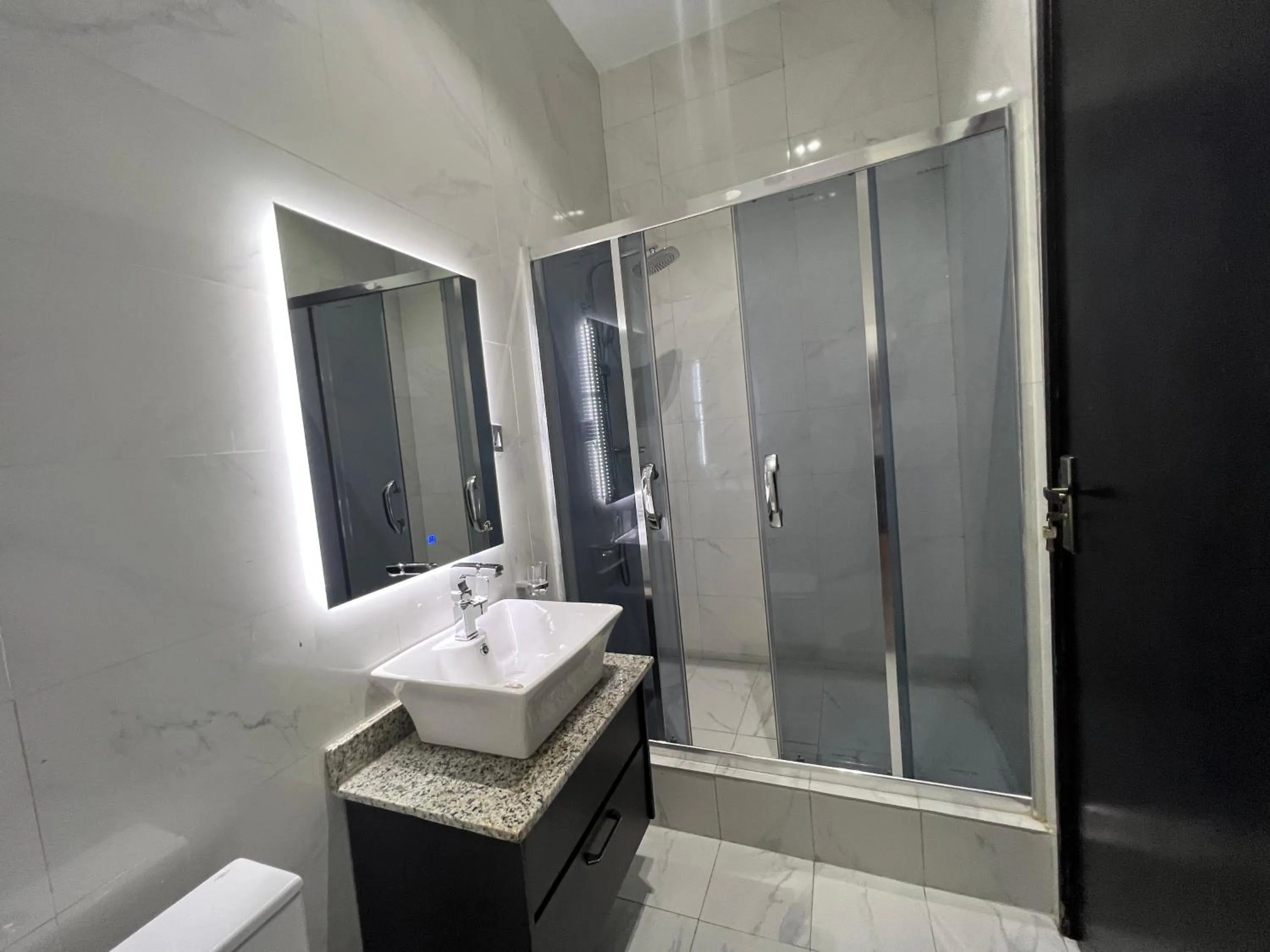 Shower in Riviera Hotel, Apartments & Resorts