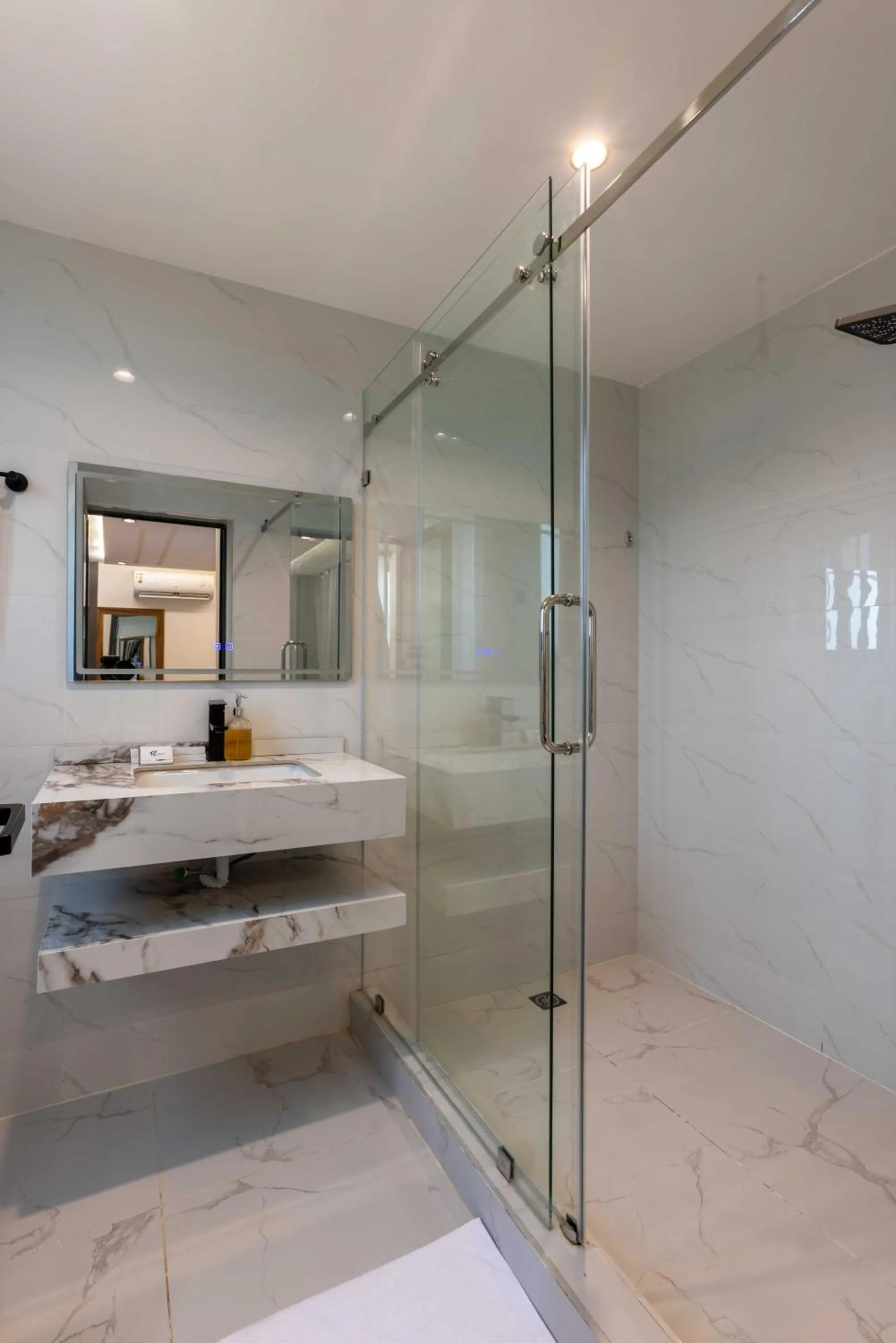 Shower in The Cabyn Boutique Hotel