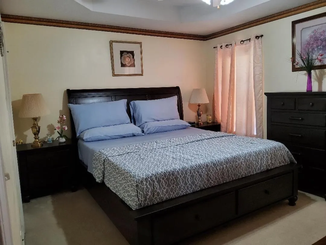 Bed in Smart Entire Loft, 3 br, 2 bath, with 3 tv
