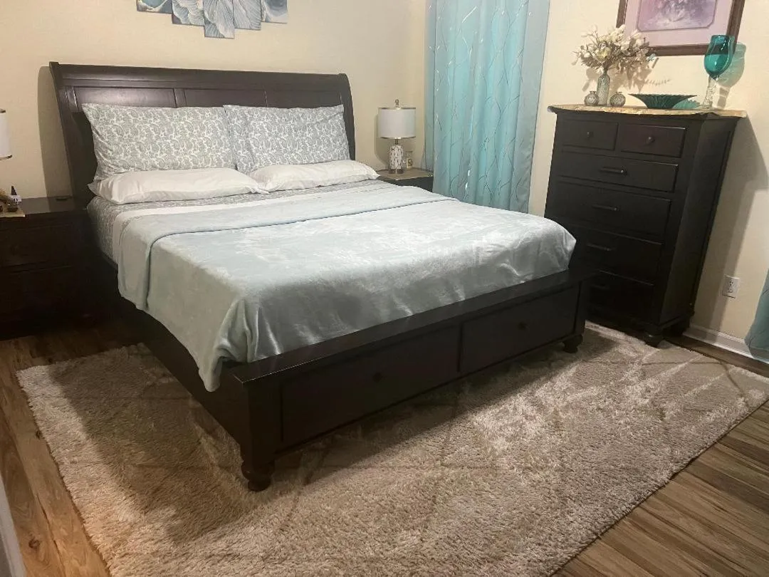 Bed in Smart Entire Loft, 3 br, 2 bath, with 3 tv