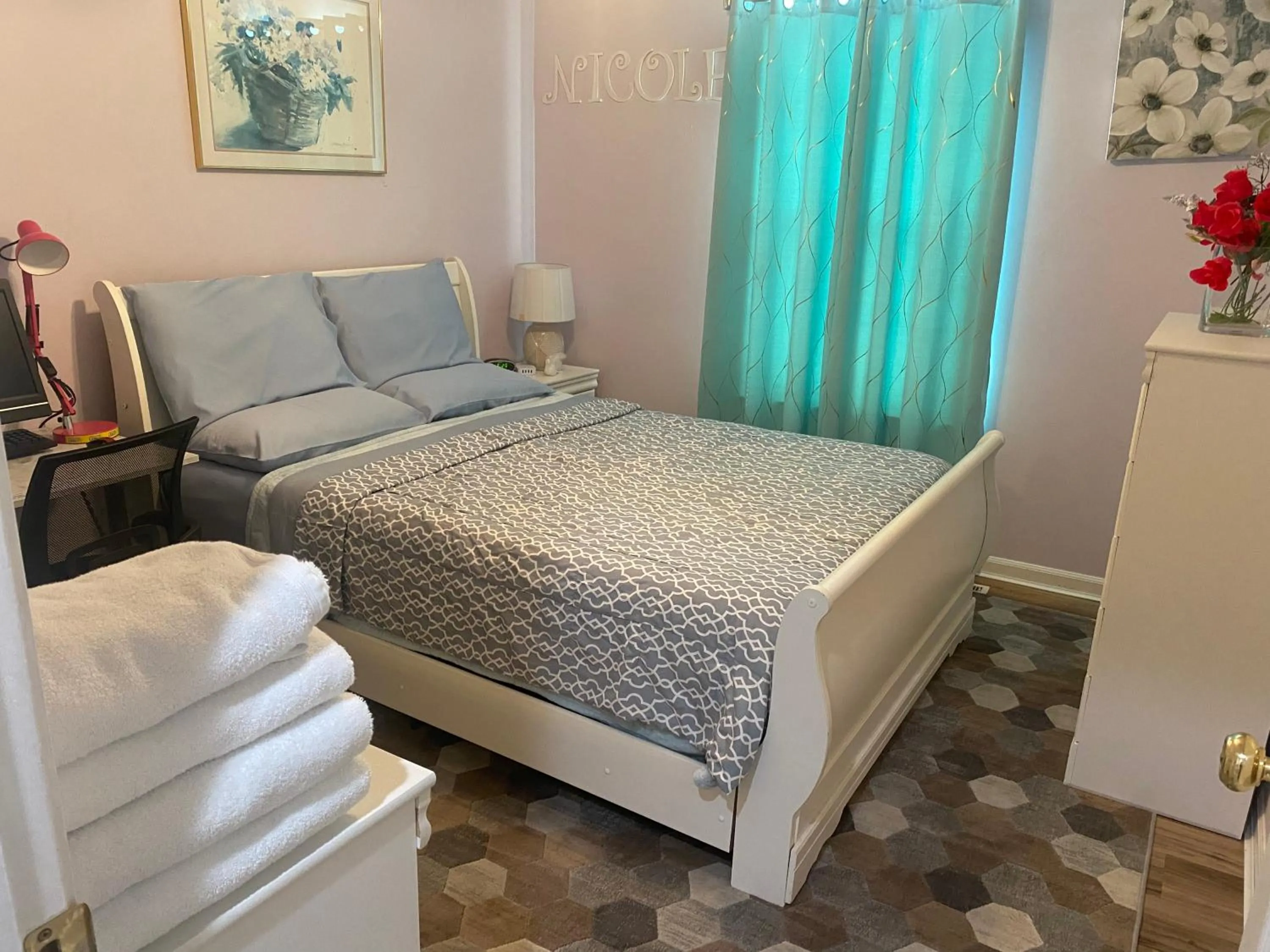 Bed in Smart Entire Loft, 3 br, 2 bath, with 3 tv