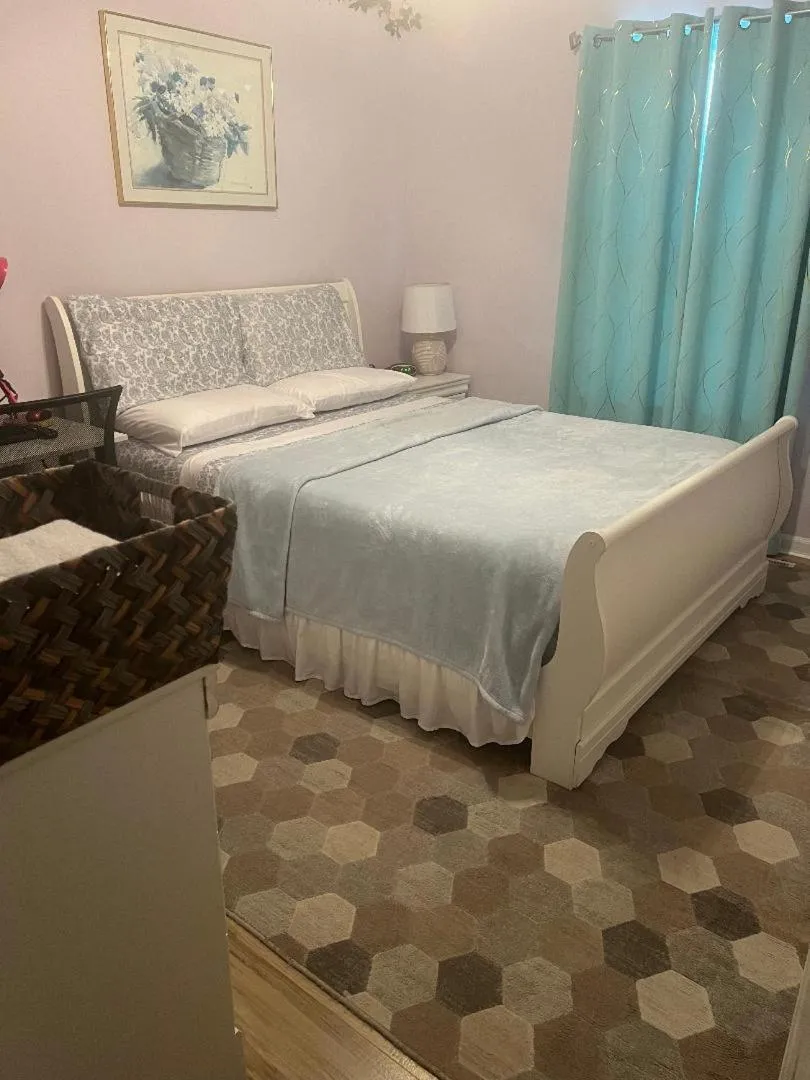 Bed in Smart Entire Loft, 3 br, 2 bath, with 3 tv