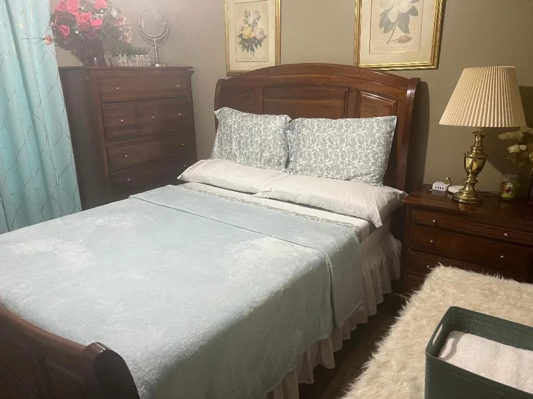 Bed in Smart Entire Loft, 3 br, 2 bath, with 3 tv