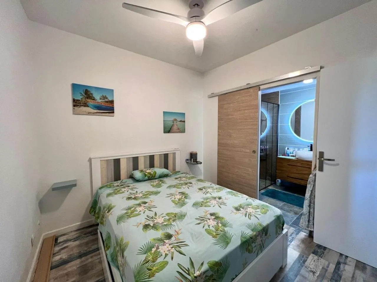 Photo of the whole room, Bed in TI PARADI VUE MER