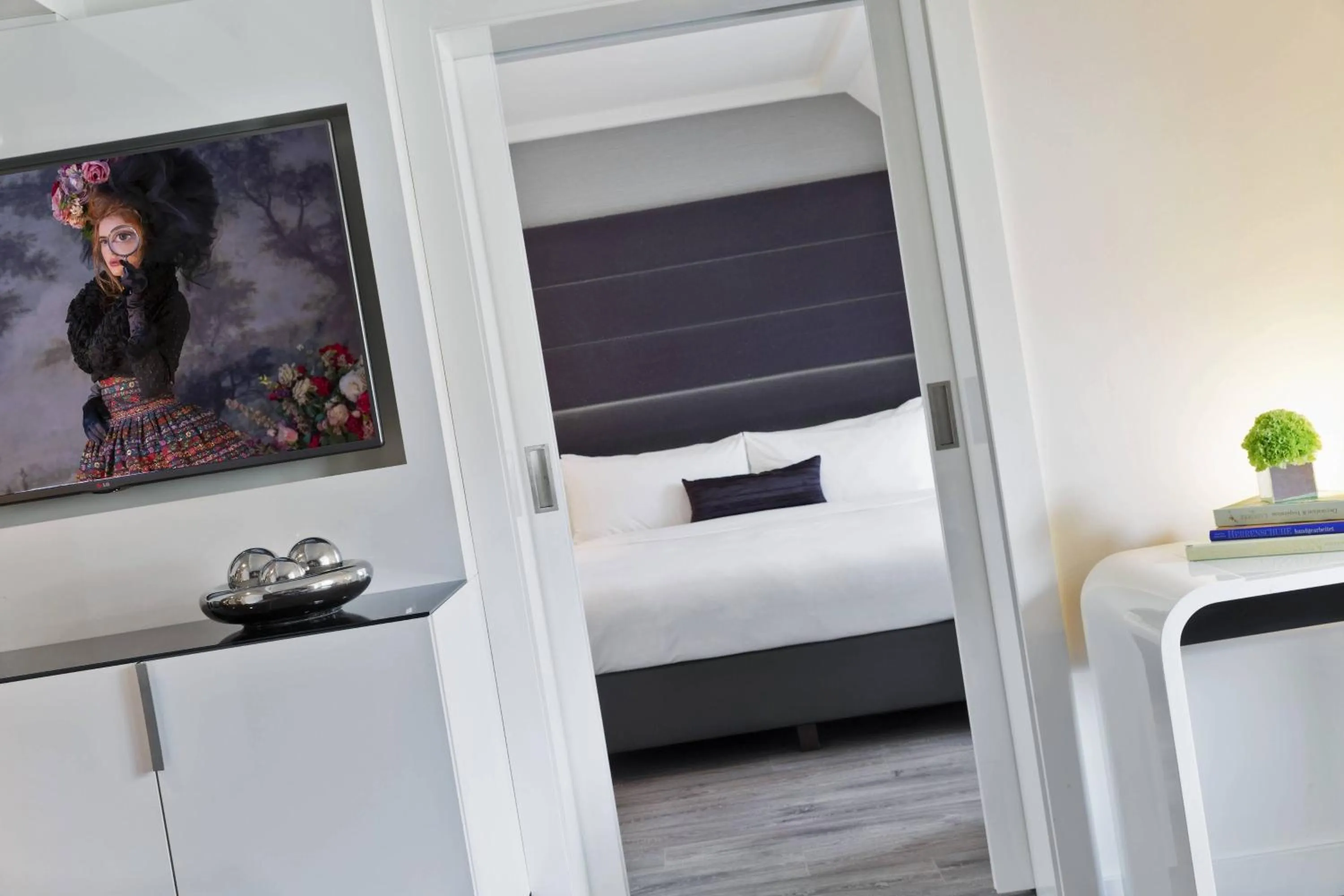 Photo of the whole room, Bed in Renaissance Vienna Schönbrunn Hotel