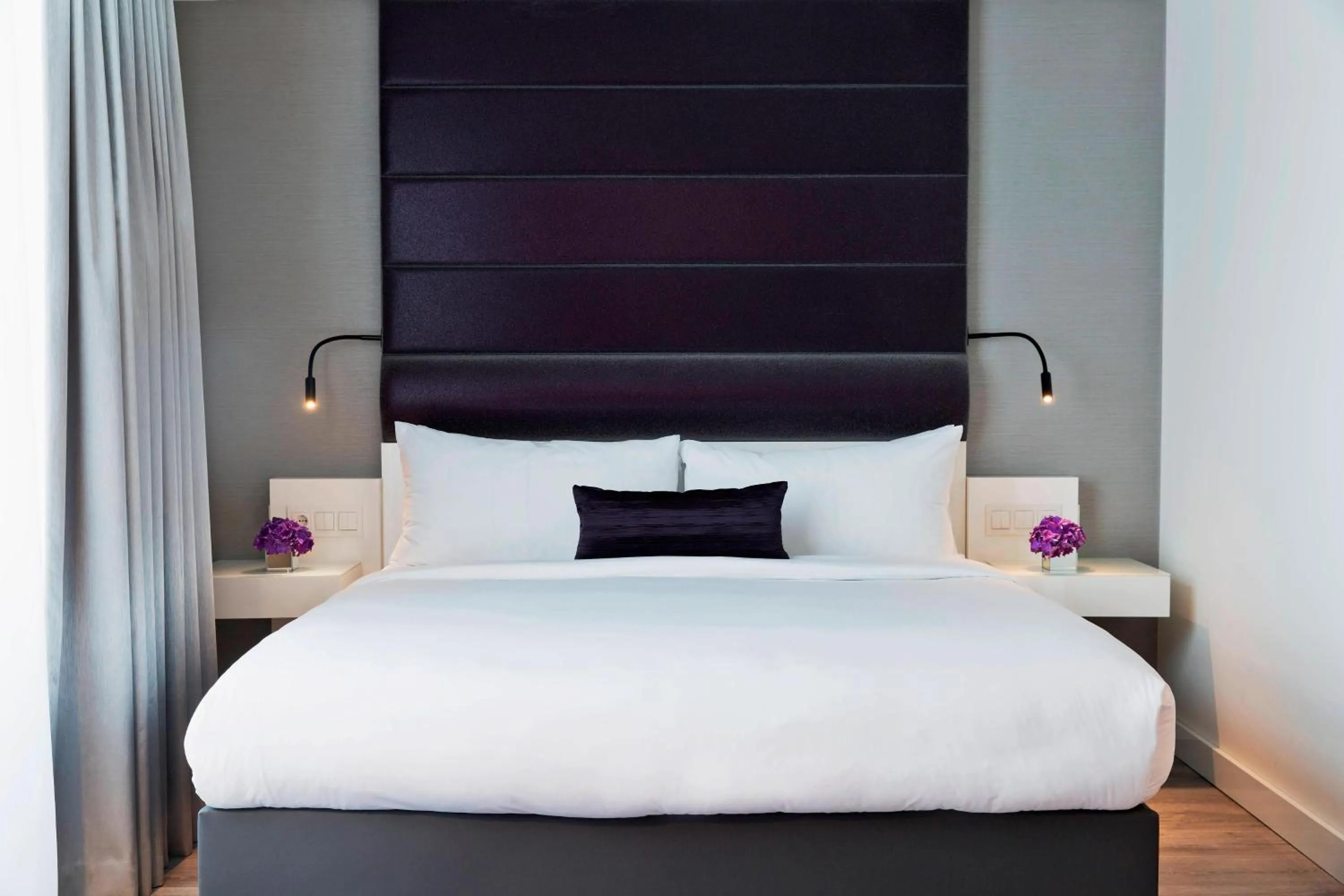 Photo of the whole room, Bed in Renaissance Vienna Schönbrunn Hotel