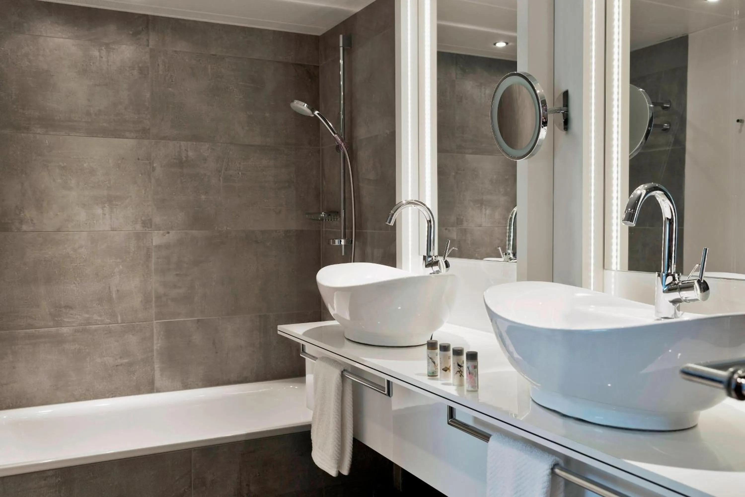 Bathroom in Renaissance Vienna Schönbrunn Hotel