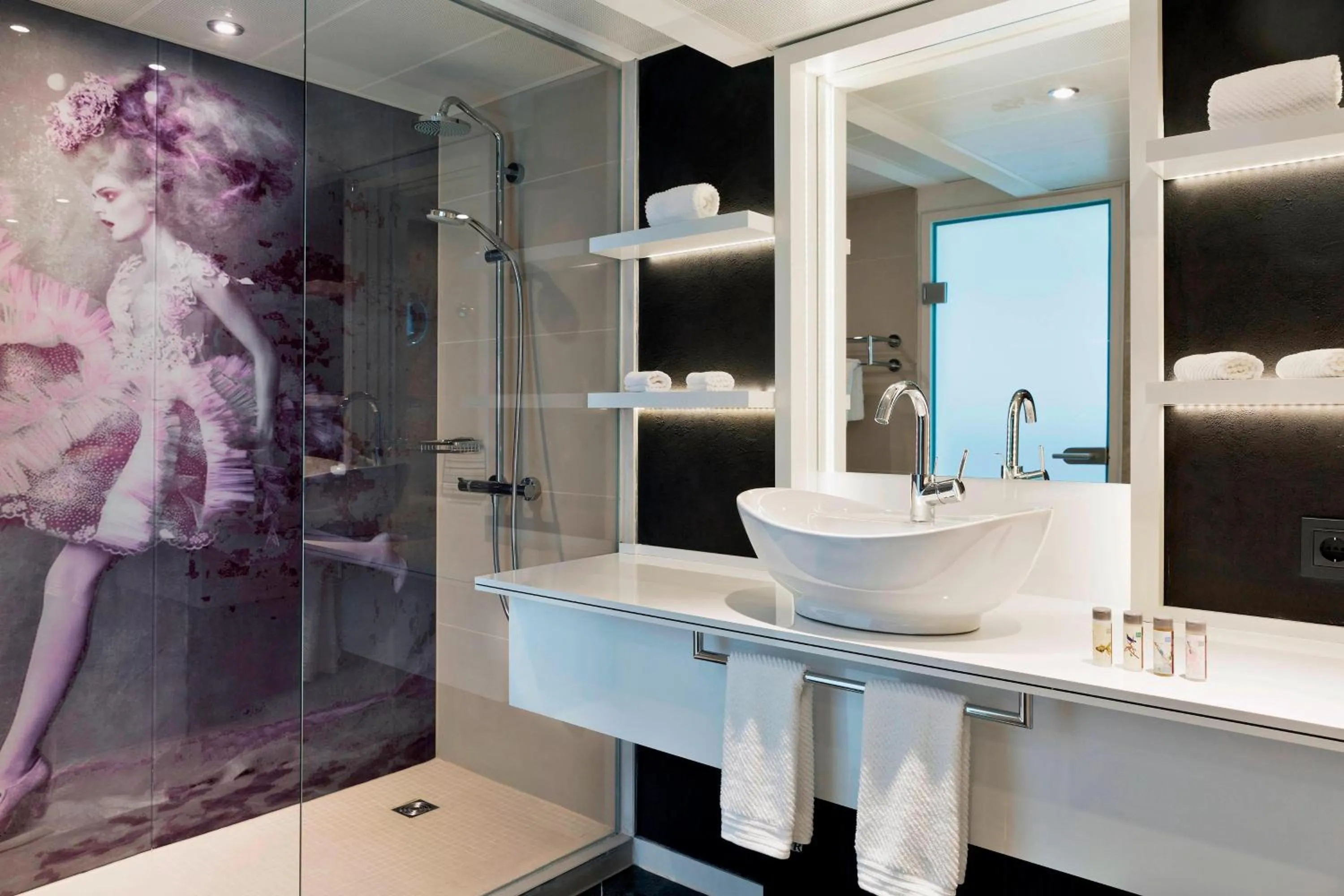 Bathroom in Renaissance Vienna Schönbrunn Hotel