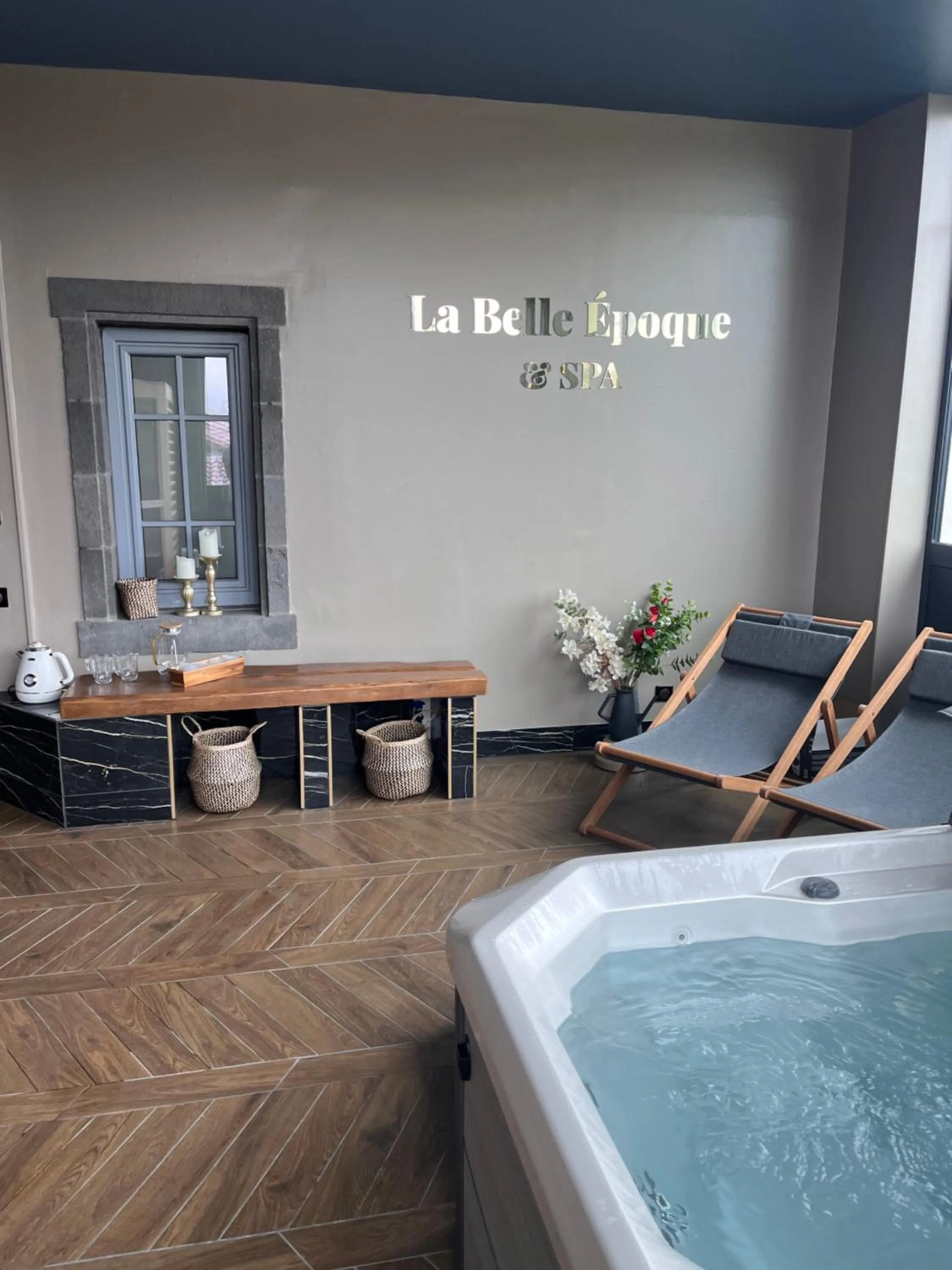 Hot Tub in La Belle Epoque & Spa - Maison d'hôtes