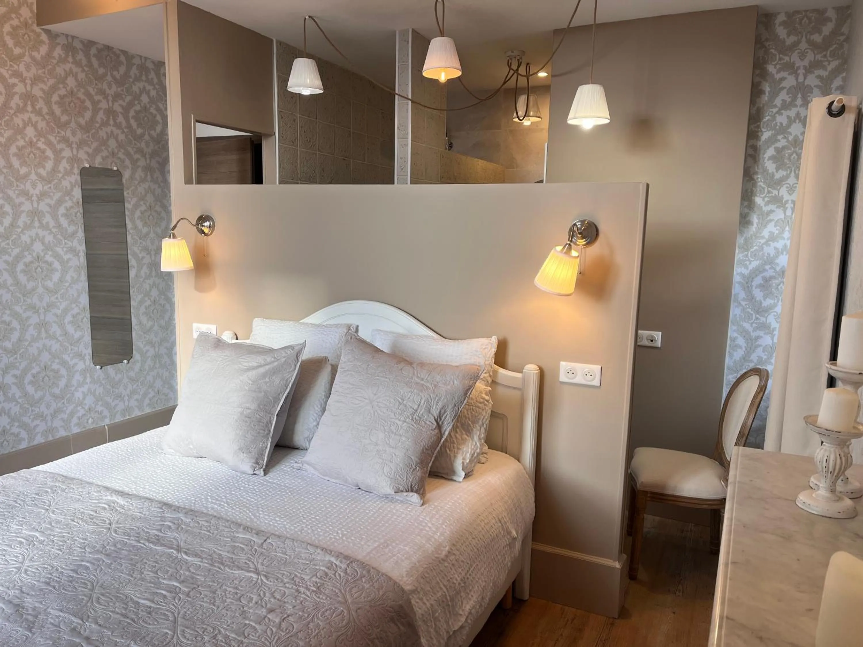 Bedroom, Bed in La Belle Epoque & Spa - Maison d'hôtes