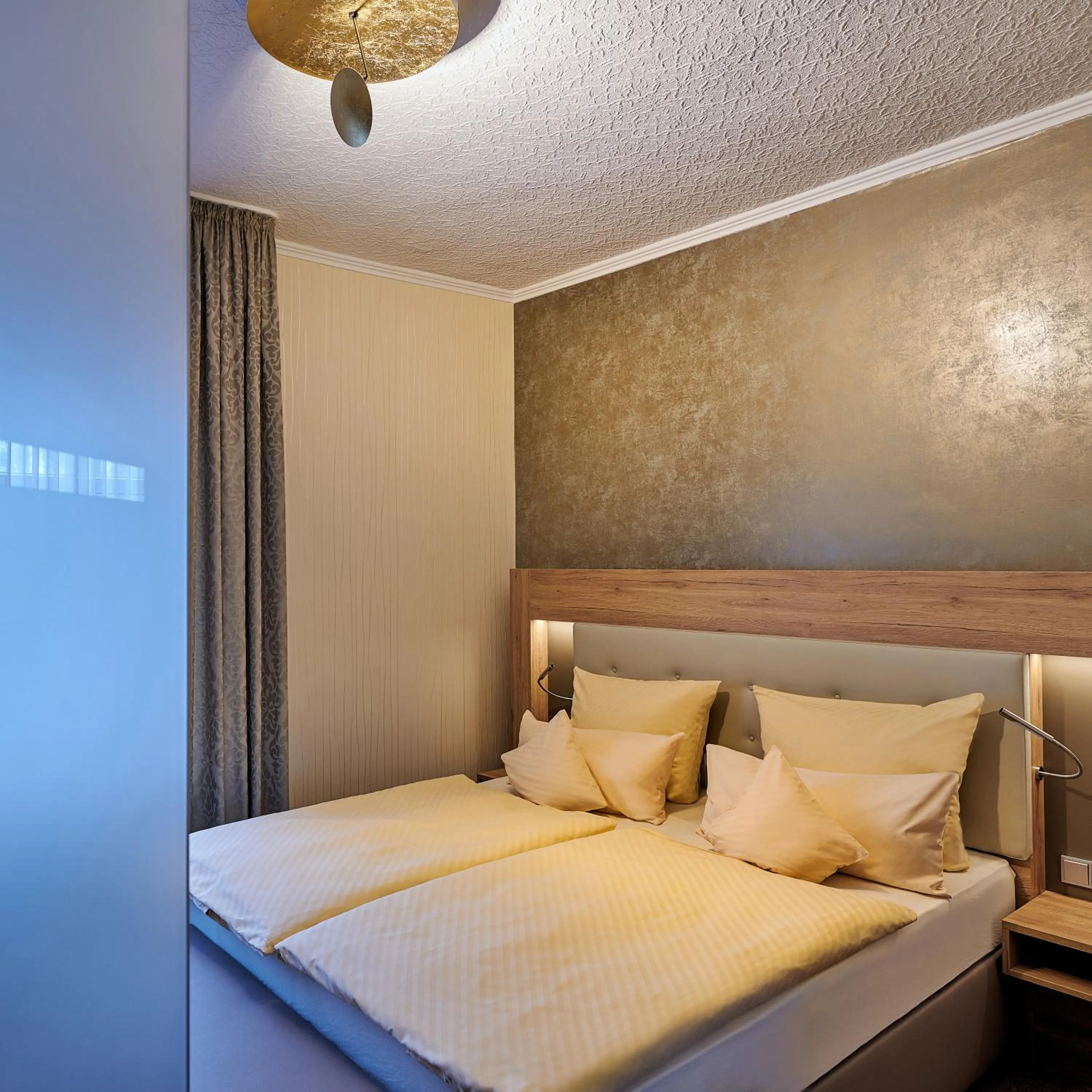 Bed in Ambient Hotel Zum Schwan