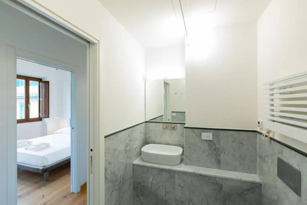 Bathroom, Bed in Ponte Vecchio Luxury Flat