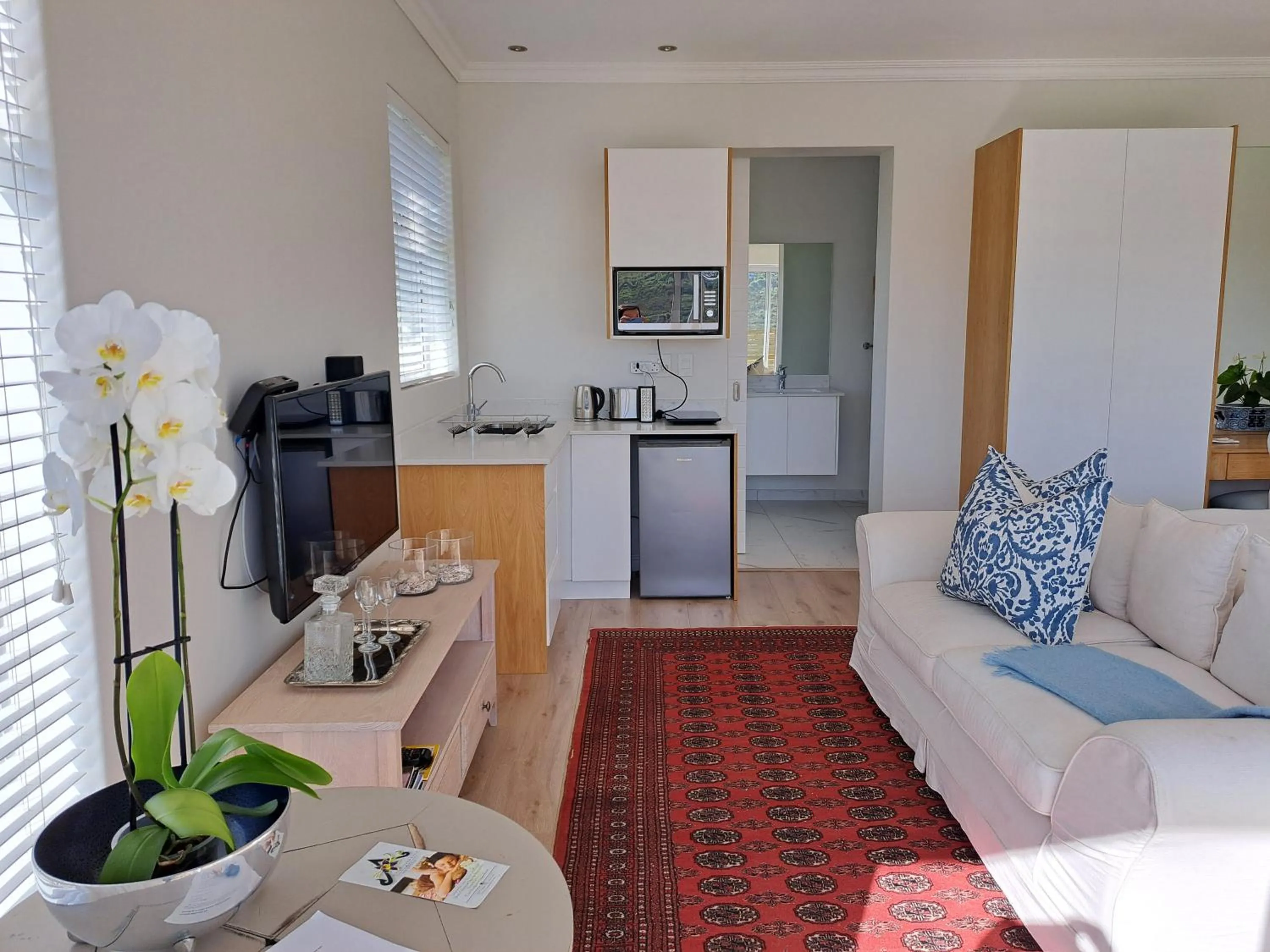 Kitchen or kitchenette in Knysna Estate Lagoon - Garden Apartments- Secure Estate - off the grid