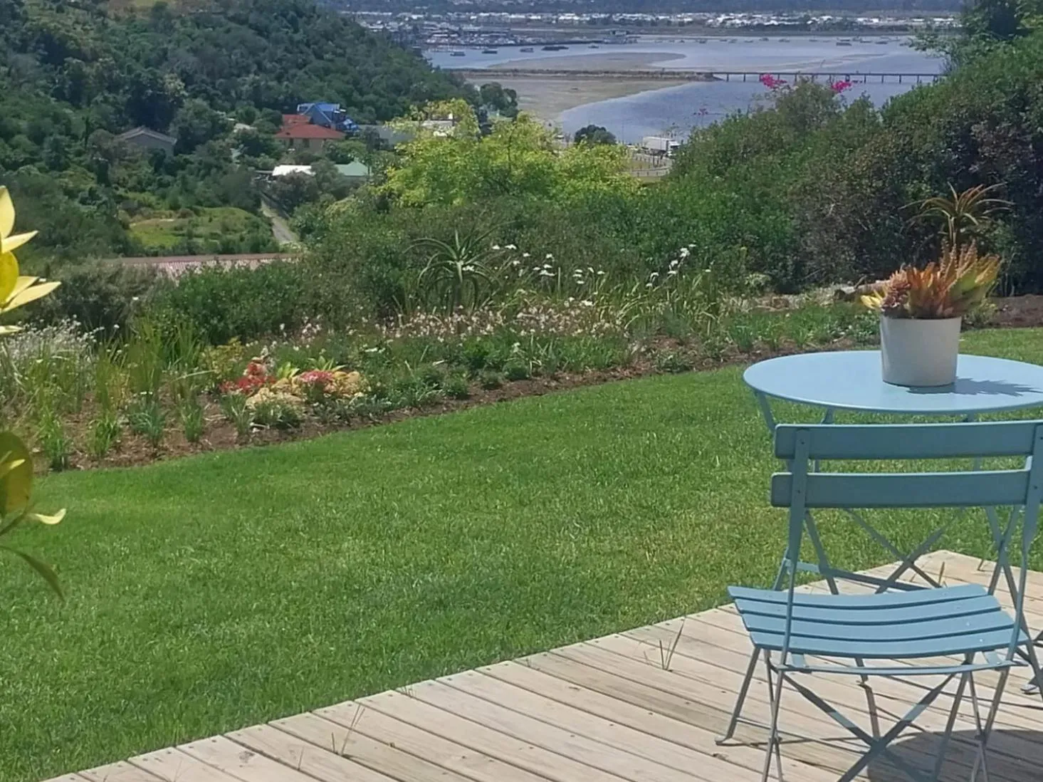 Spring in Knysna Estate Lagoon - Garden Apartments- Secure Estate - off the grid