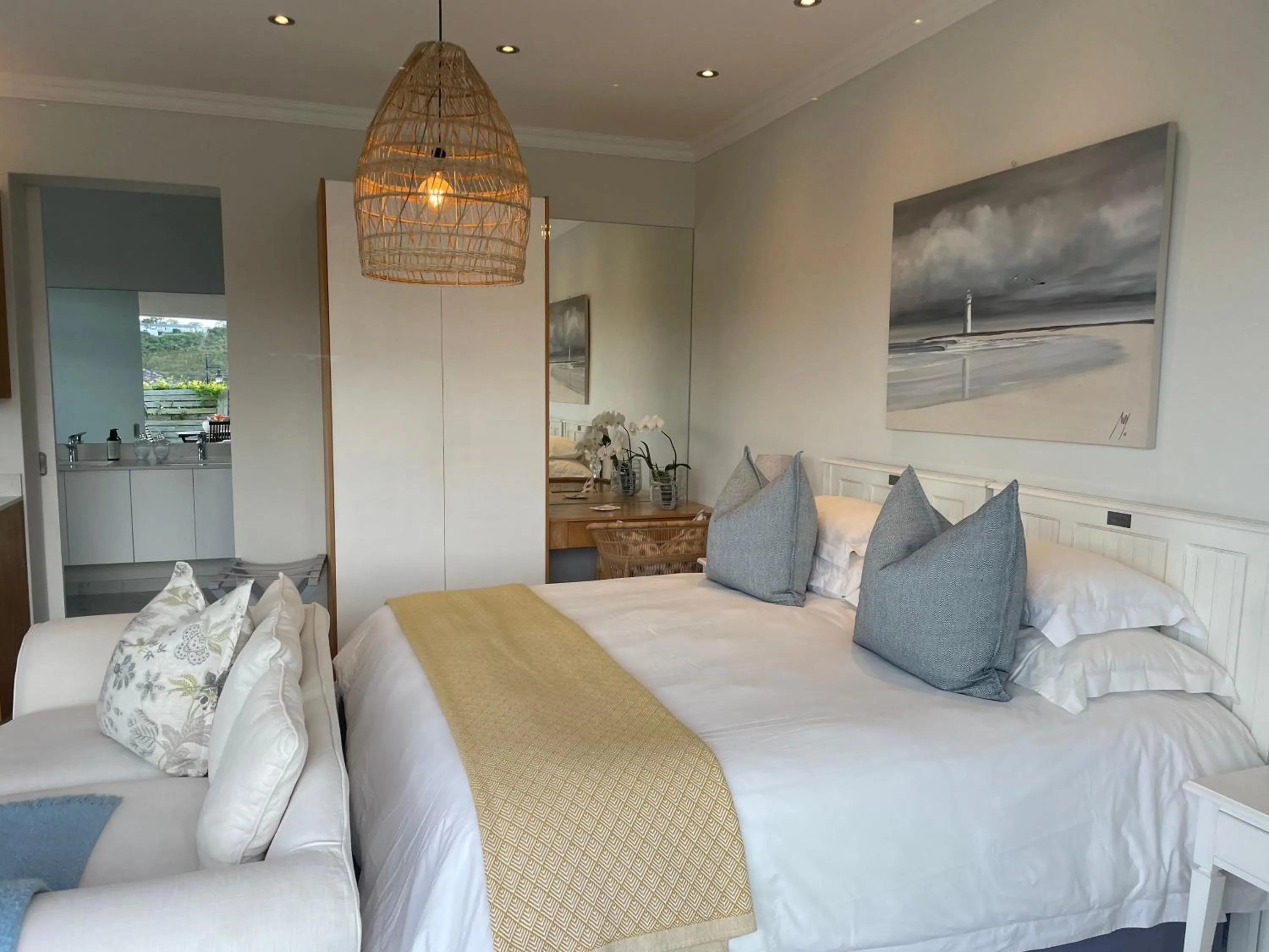 Bed in Knysna Estate Lagoon - Garden Apartments- Secure Estate - off the grid