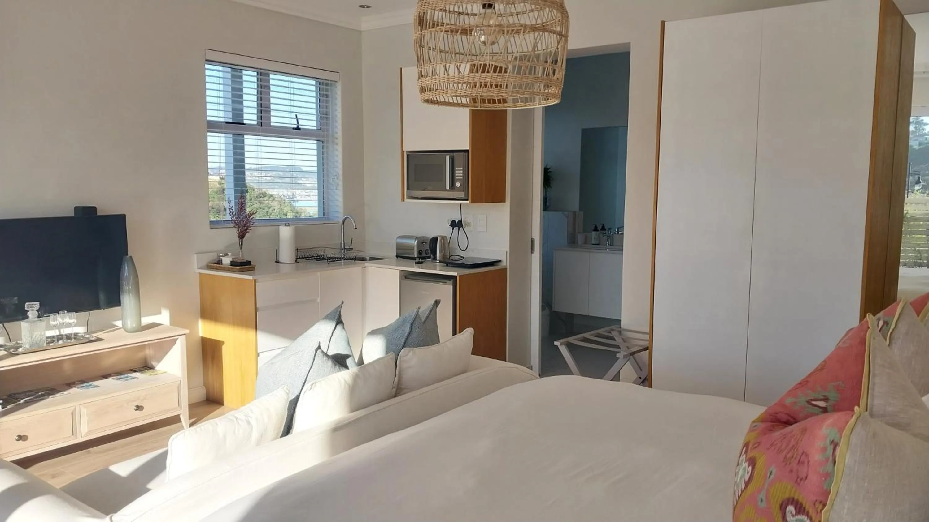 Kitchen or kitchenette, Bed in Knysna Estate Lagoon - Garden Apartments- Secure Estate - off the grid