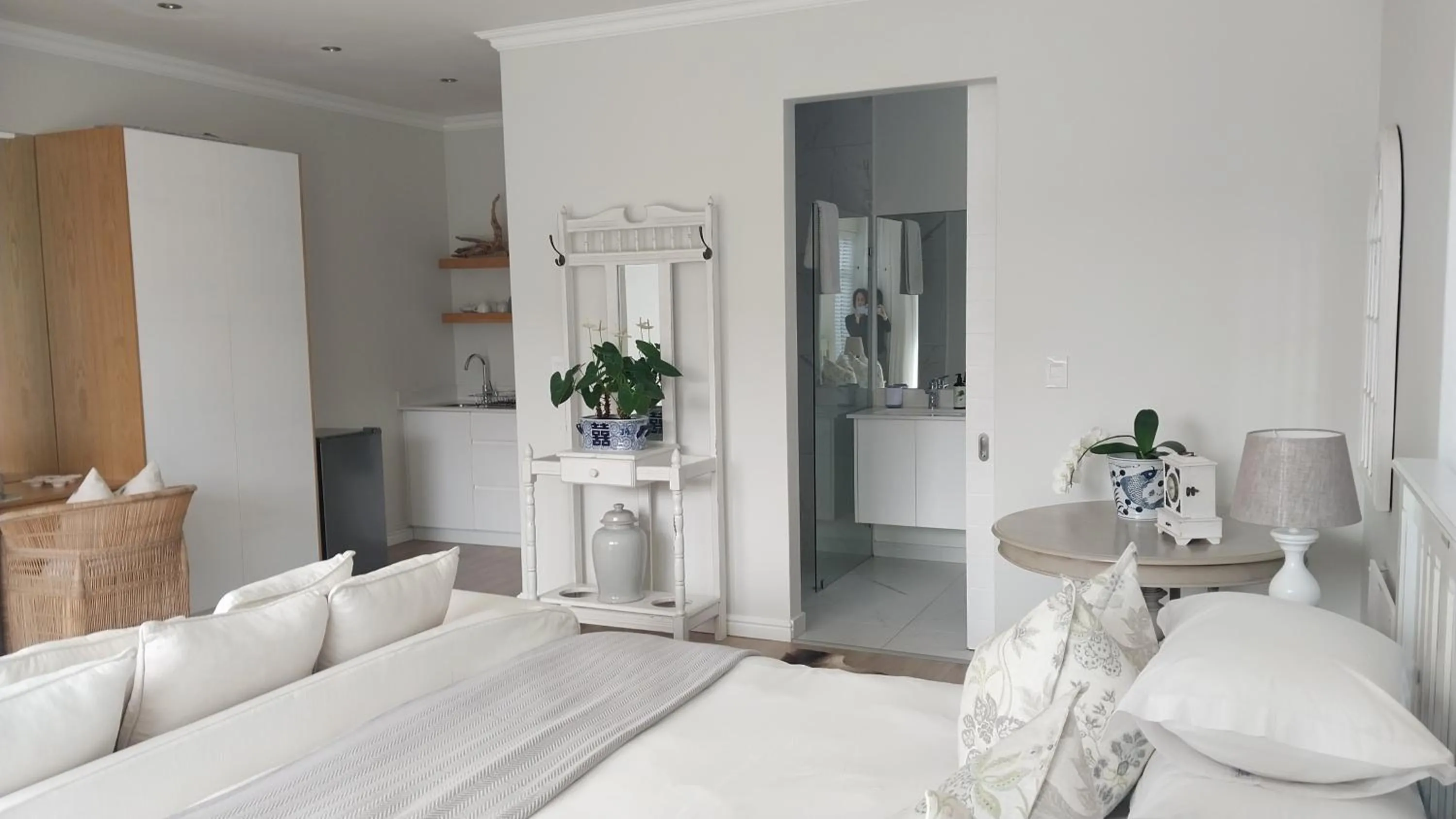 Kitchen or kitchenette, Bed in Knysna Estate Lagoon - Garden Apartments- Secure Estate - off the grid