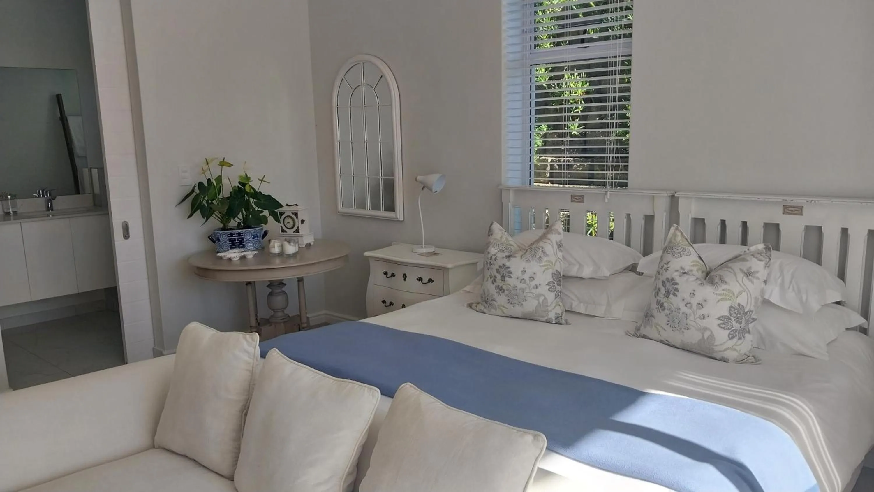 Bed in Knysna Estate Lagoon - Garden Apartments- Secure Estate - off the grid