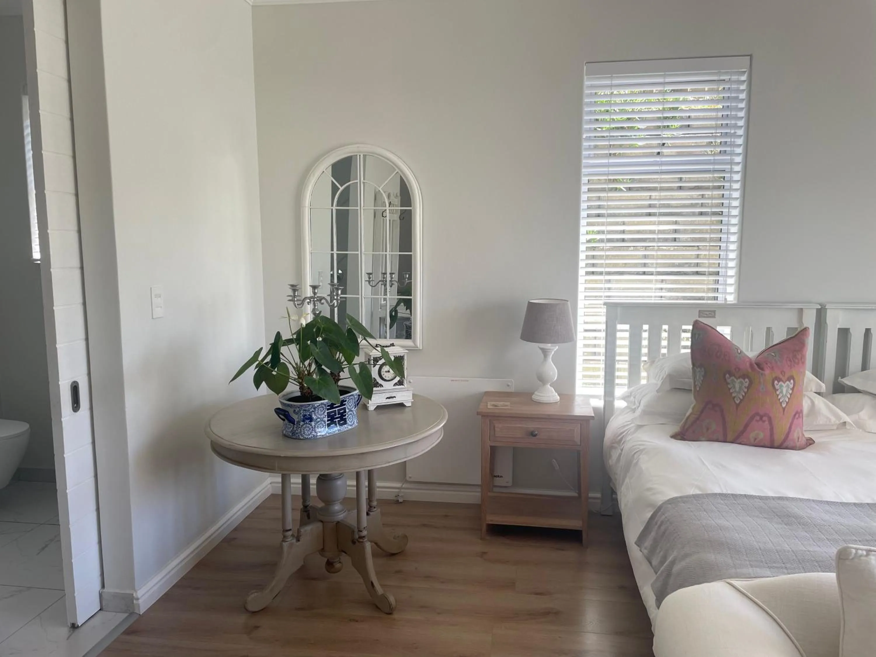 Bed in Knysna Estate Lagoon - Garden Apartments- Secure Estate - off the grid