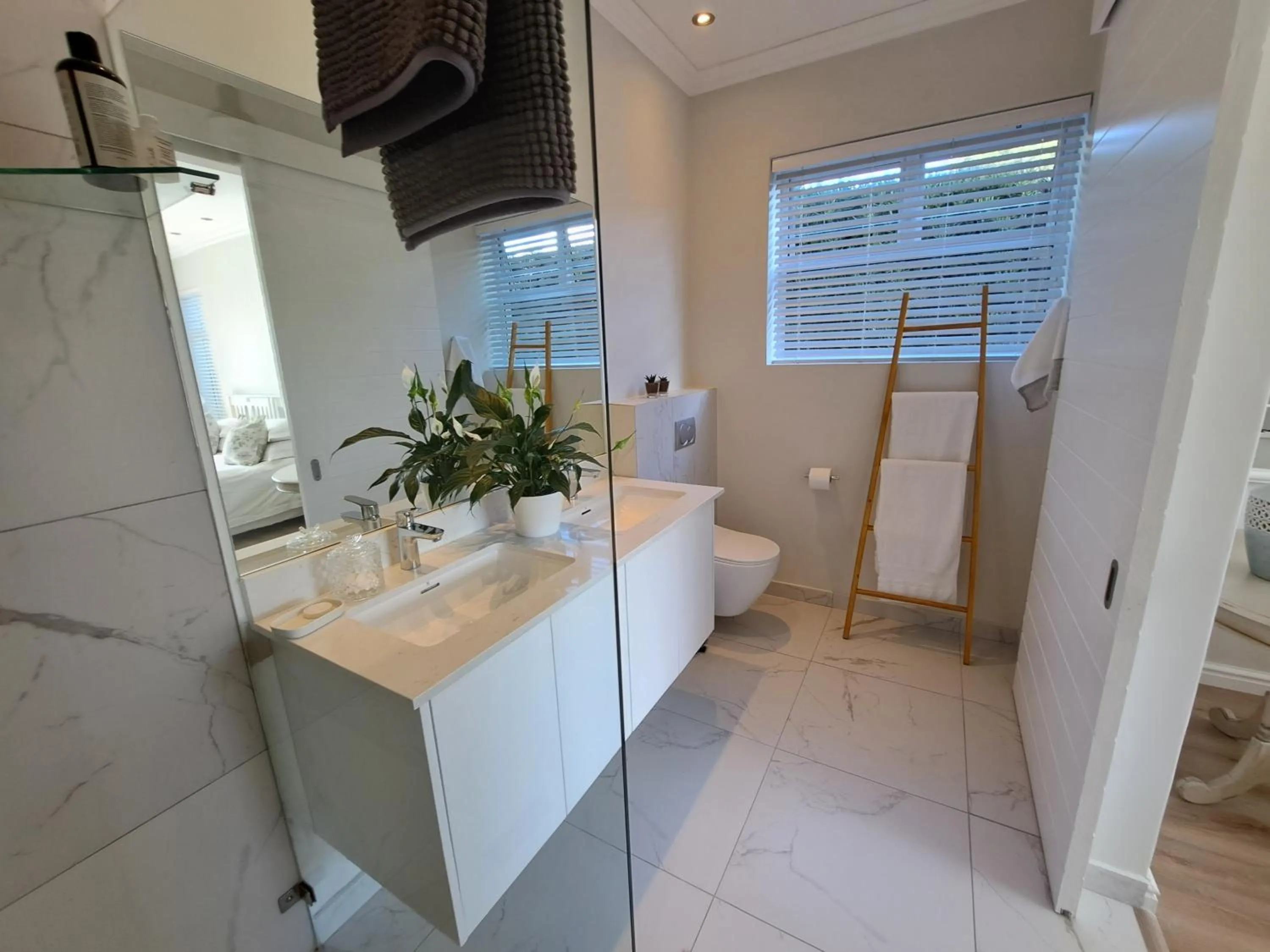 Bathroom in Knysna Estate Lagoon - Garden Apartments- Secure Estate - off the grid