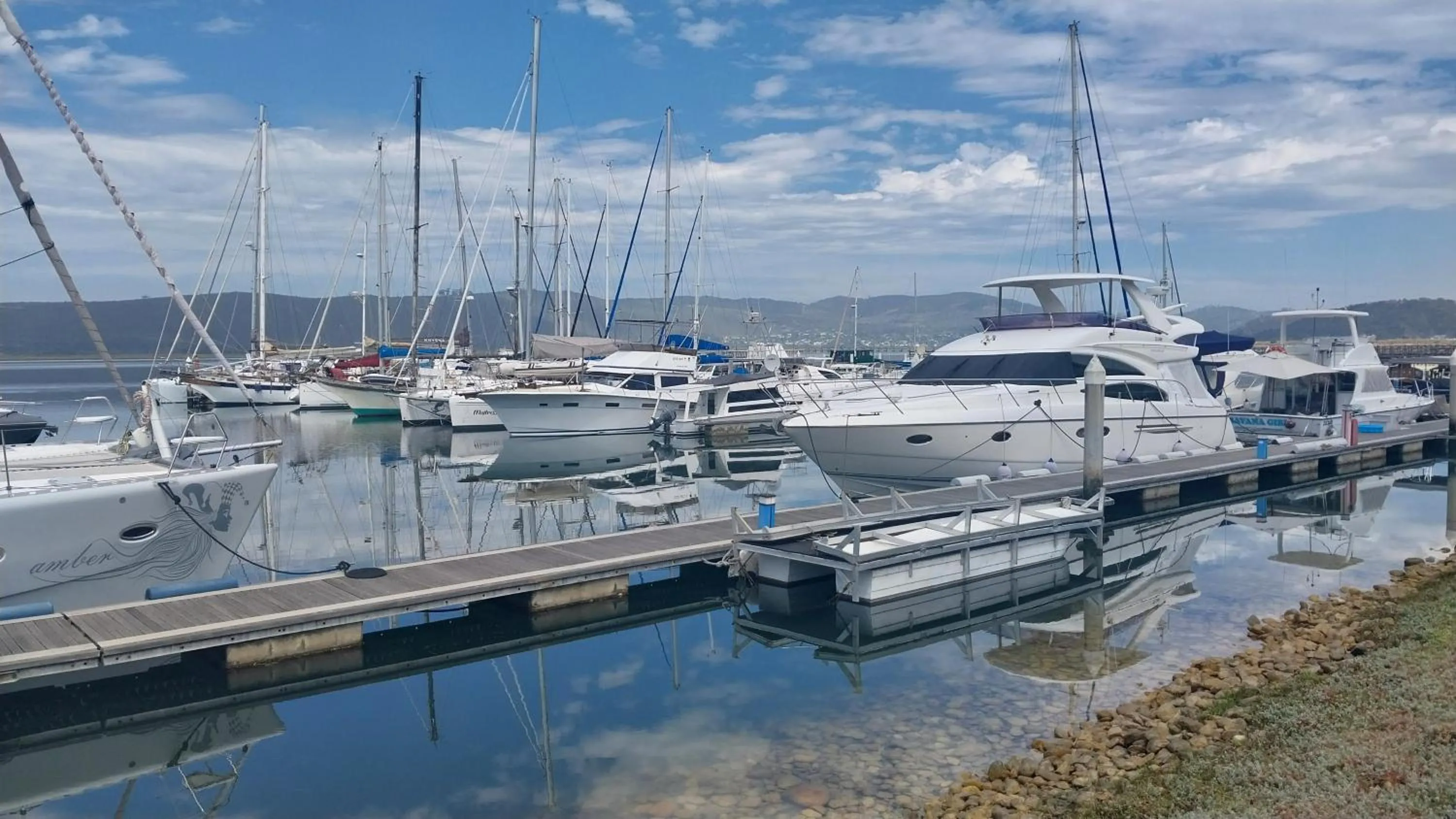 Lake view in Knysna Estate Lagoon - Garden Apartments- Secure Estate - off the grid