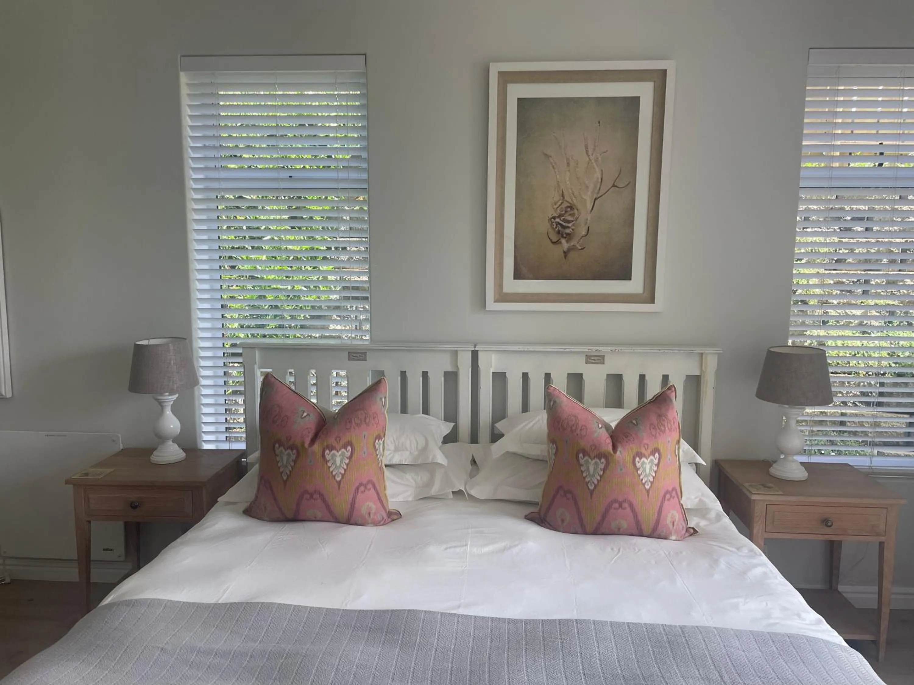 Bed in Knysna Estate Lagoon - Garden Apartments- Secure Estate - off the grid
