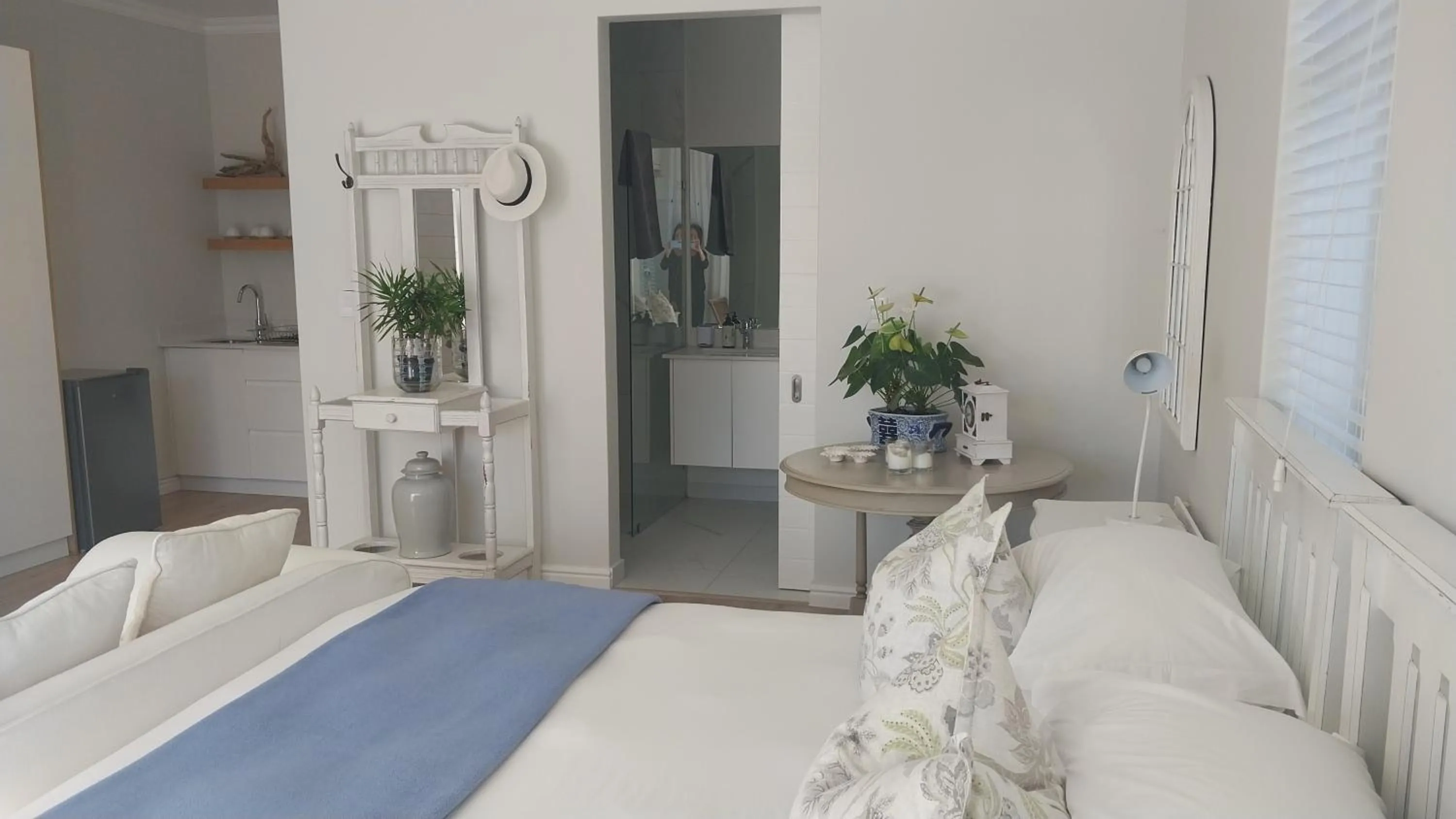 Photo of the whole room, Bed in Knysna Estate Lagoon - Garden Apartments- Secure Estate - off the grid