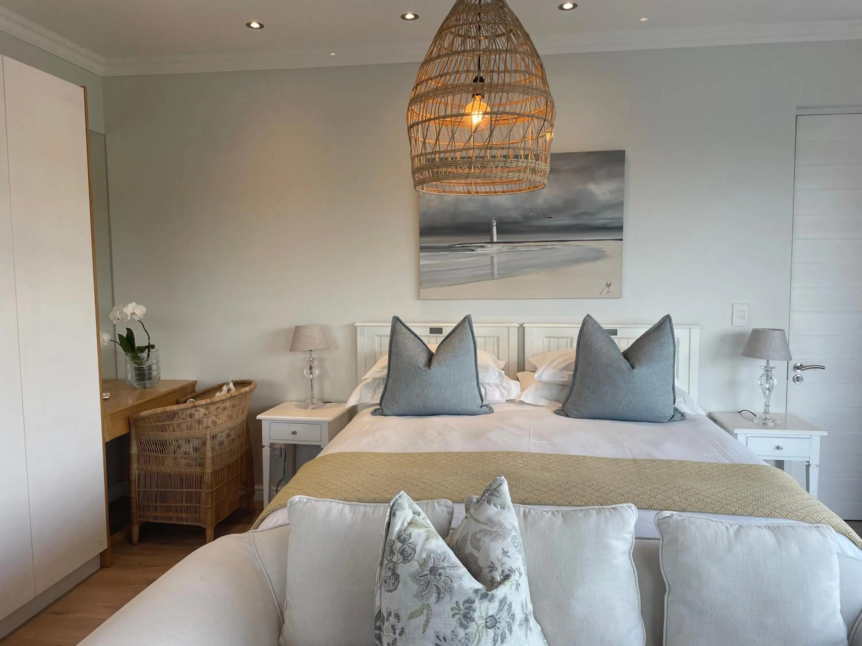 Bed in Knysna Estate Lagoon - Garden Apartments- Secure Estate - off the grid