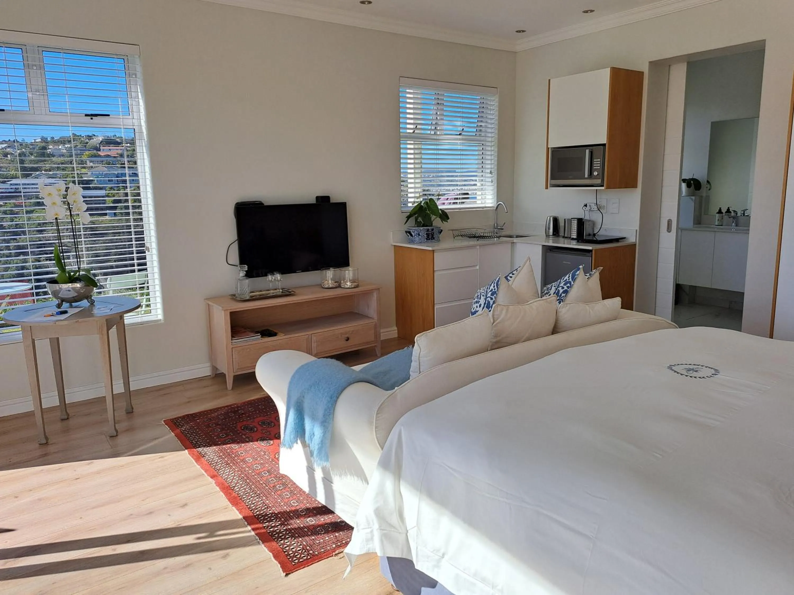 Communal lounge/ TV room, Bed in Knysna Estate Lagoon - Garden Apartments- Secure Estate - off the grid