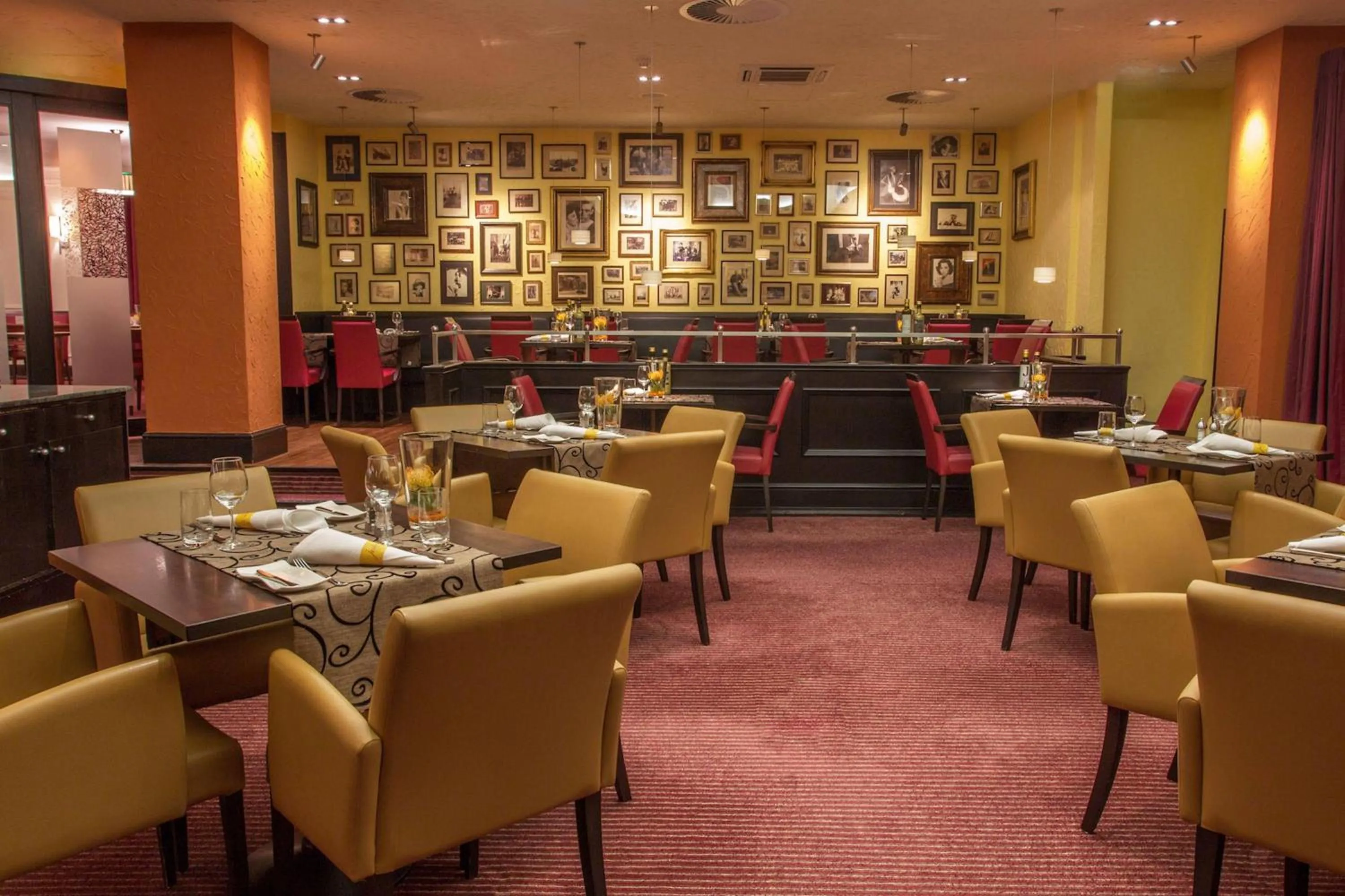 Lounge or bar in Courtyard by Marriott Düsseldorf Seestern